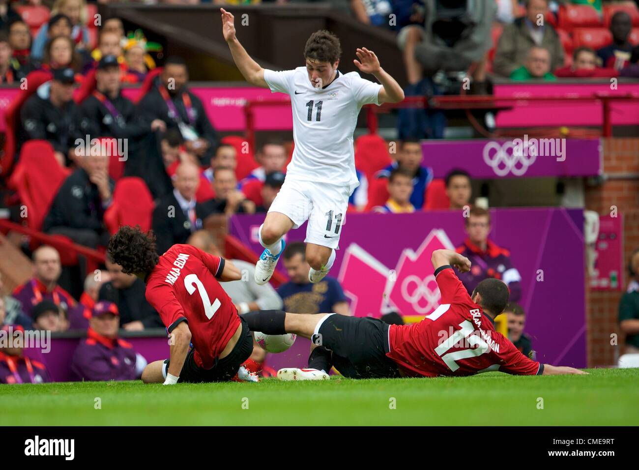 29.07.2012 Manchester, Angleterre. Le milieu de terrain néo-zélandais Marco Rojas, l'Egypte et l'Egypte gardien Ahmed El-Shenawy defender Islam Ramadan en action lors du premier tour du groupe C match mens entre l'Égypte et la Nouvelle-Zélande. Banque D'Images