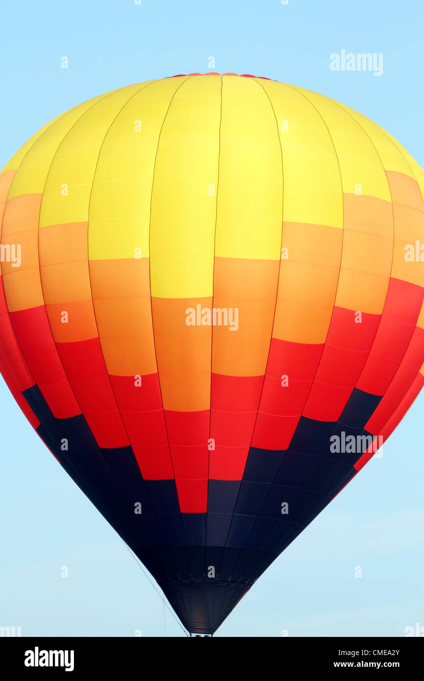 Montgolfières volant à la 30e Festival annuel de la montgolfière Quik vérifier à l'aéroport de Thor Soldberg à Readington, New Jersey le 28 juillet 2012. Le festival est l'un des plus importants aux États-Unis. Banque D'Images