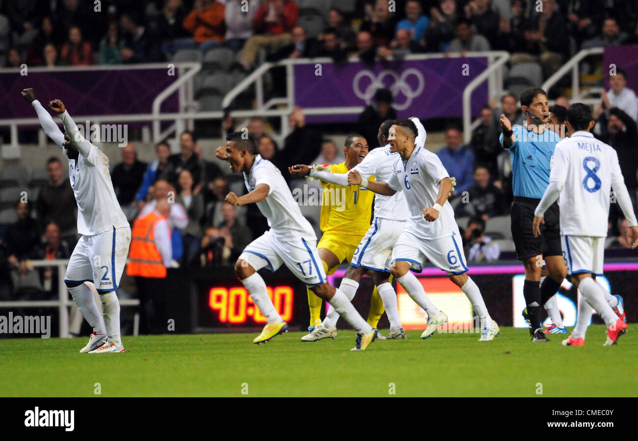 Les joueurs CÉLÉBRER SUR L'ESPAGNE HONDURAS HONDURAS V ST JAMES PARK NEWCASTLE ANGLETERRE 29 Juillet 2012 Banque D'Images