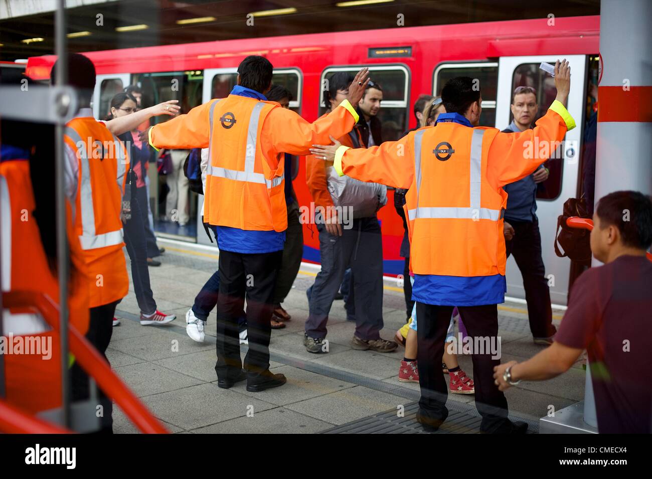 Juillet 29, 2012 - Londres, Angleterre, Royaume-Uni - London transport employés nouvellement arrivés direct de passagers de trains DLR à Custom House vers la station London ExCel Exhibition Centre sur le troisième jour de la 2012 London Jeux Olympiques d'été. (Crédit Image : © Mark Makela/ZUMAPRESS.com) Banque D'Images