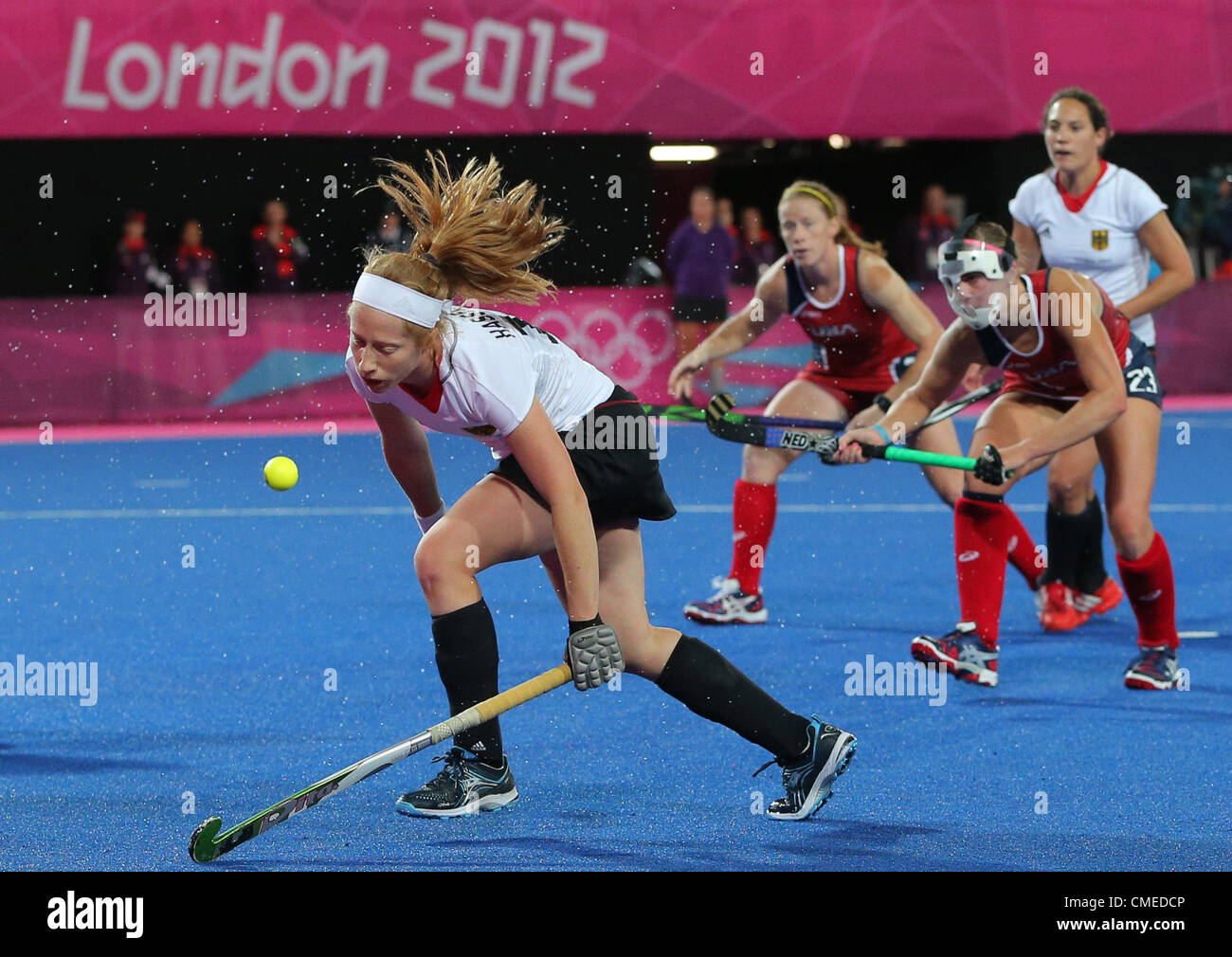 29.07.2012. Londres, Angleterre. Nina Hasselmann de l'Allemagne (L) en action contre les États-Unis au cours de hockey au Parc Olympique Riverbank Arena pour les Jeux Olympiques de 2012 à Londres, Londres, Angleterre, 29 juillet 2012. Banque D'Images