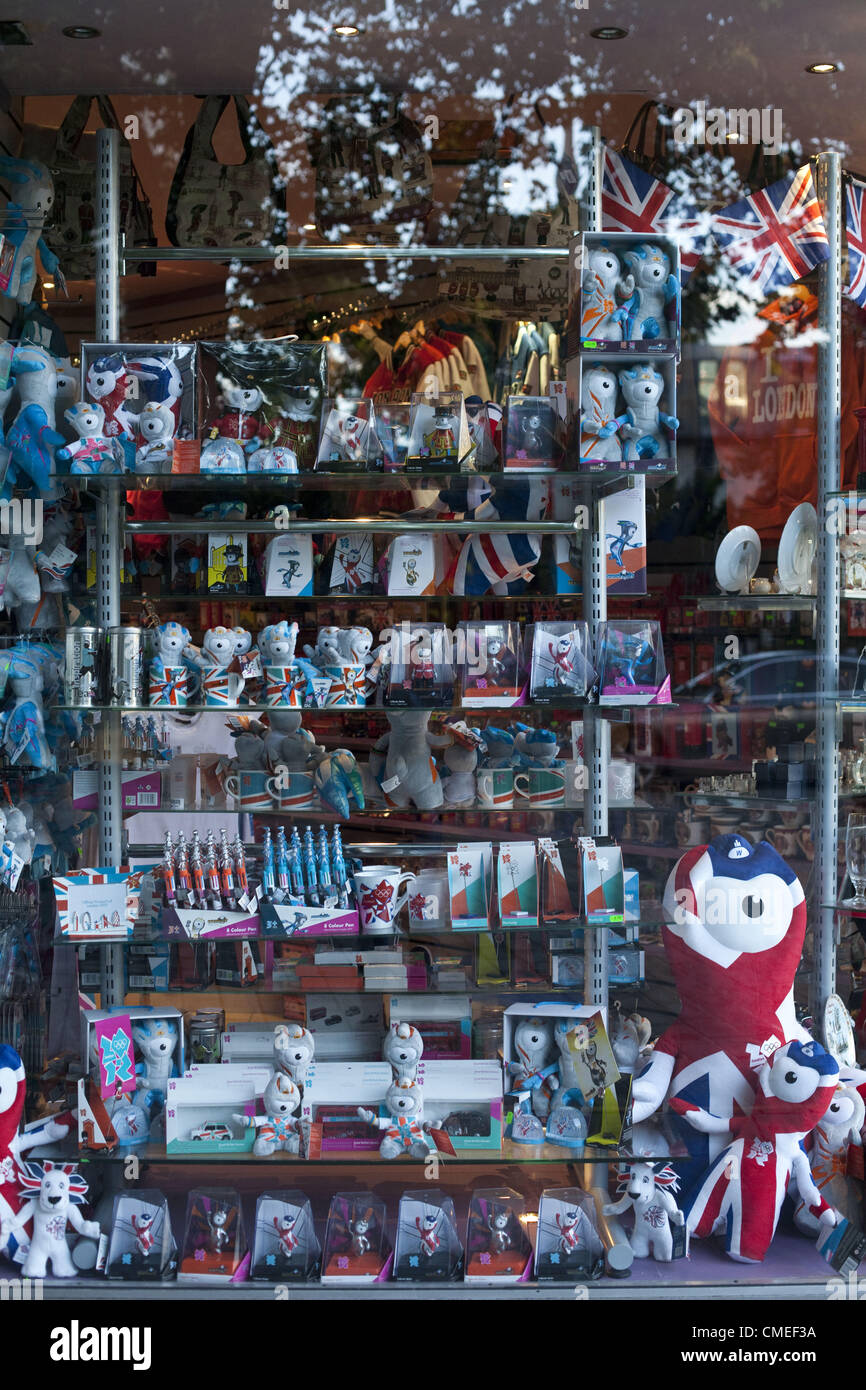 Juillet 29, 2012 - Londres, Royaume-Uni - LONDRES 2012 souvenirs olympiques de Londres d'inondation dans la forme des mascottes Wenlock et Mandeville, mascot scultptures, tasses, série à collectionner des mascottes en peluche de la série, mascottes, voitures miniatures, les broches, et patriotiques expressions au shop windows et Bunting, Londres, Royaume-Uni. (Crédit Image : ©/ZUMAPRESS.com) Lukasova Veronika Banque D'Images