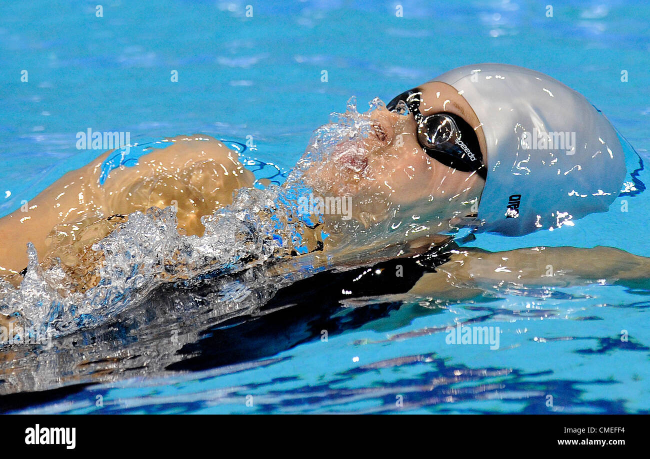 Simona Baumrtova de République tchèque participe à un groupe de femmes 100 mètres dos natation de chaleur au Jeux Olympiques d'été de 2012, le dimanche 29 juillet 2012, à Londres, en Grande-Bretagne. (Photo/CTK Radek Petrasek) Banque D'Images