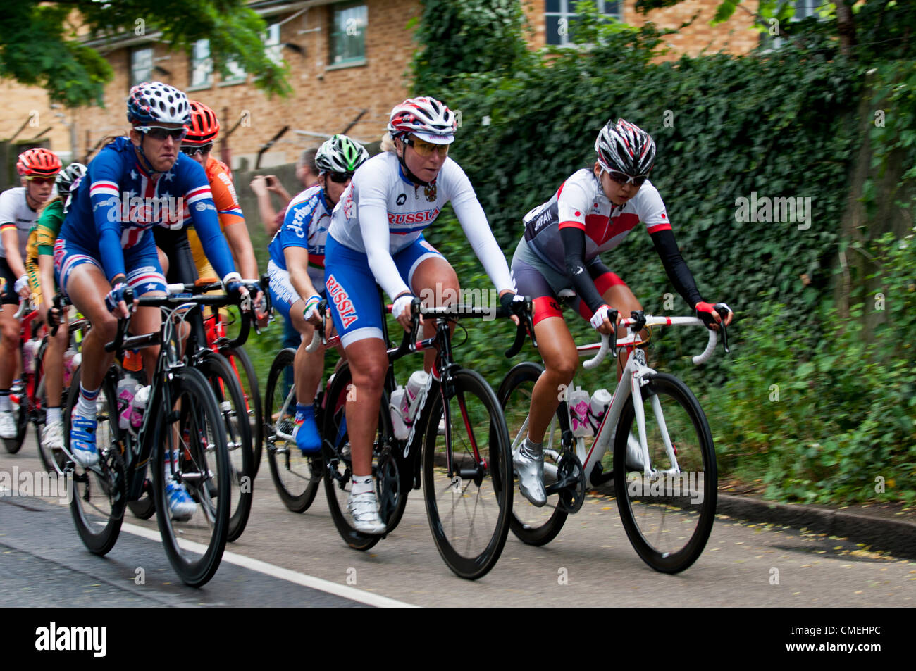 Londres, Royaume-Uni, dimanche 29 juillet 2012. Le pelaton principal des Jeux Olympiques de Londres, des femmes chefs de course sur route en direction de Richmond Park. La course a finalement été remporté par Marianne Vos, décrochant l'or, avec la société britannique Elizabeth Armitstead plaçant deuxième et la médaille d'argent et le Russe Olga Zabelinskaya en terminant troisième et le bronze. Banque D'Images