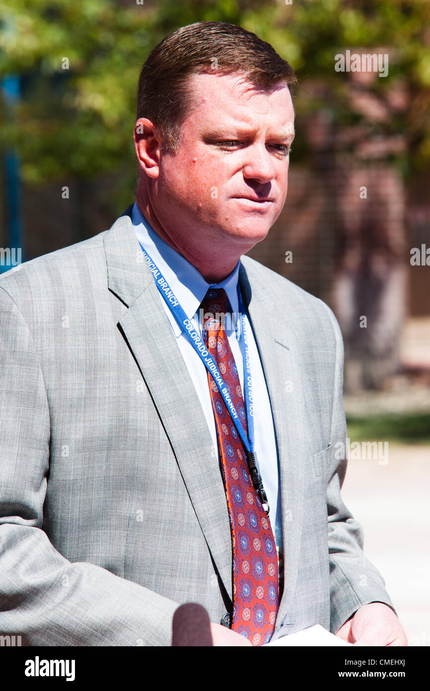 Centennial, Colorado, USA. 30 juillet, 2012. COLORADO BATMAN tueries. L'Information publique Rob McCallum informe les médias des accusations déposées contre James Holmes, présumé 16 Centennial Theatre shooter le 30 juillet 2012. Holmes est anciennement chargé de compte 142 composé de meurtre au premier degré, tentative de meurtre, possession d'un engin explosif, et d'avoir commis un crime de violence. Banque D'Images