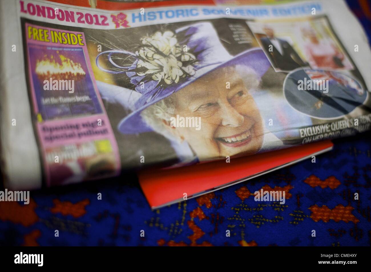 Juillet 29, 2012 - Londres, Angleterre, Royaume-Uni - une première page d'un journal grand format britannique dispose de la reine Elizabeth comme un souvenir historique 'Edition' le quatrième jour de la 2012 London Jeux Olympiques d'été. (Crédit Image : © Mark Makela/ZUMAPRESS.com) Banque D'Images