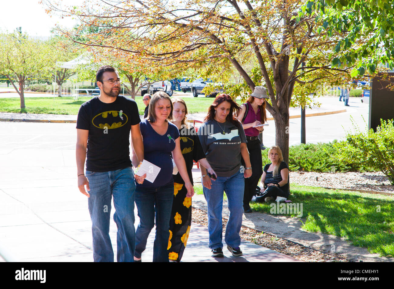 Centennial, Colorado, USA. 30 juillet, 2012. COLORADO BATMAN tueries. Les victimes, la famille et les amis à pied dans le comté d'Arapahoe Courthouse pour écouter l'accusation formelle de James Holmes shooter théâtre le 30 juillet 2012. Holmes était auparavant chargé de compte 142 composé de meurtre au premier degré, tentative de meurtre, possession d'un engin explosif, et d'avoir commis un crime de violence. Banque D'Images