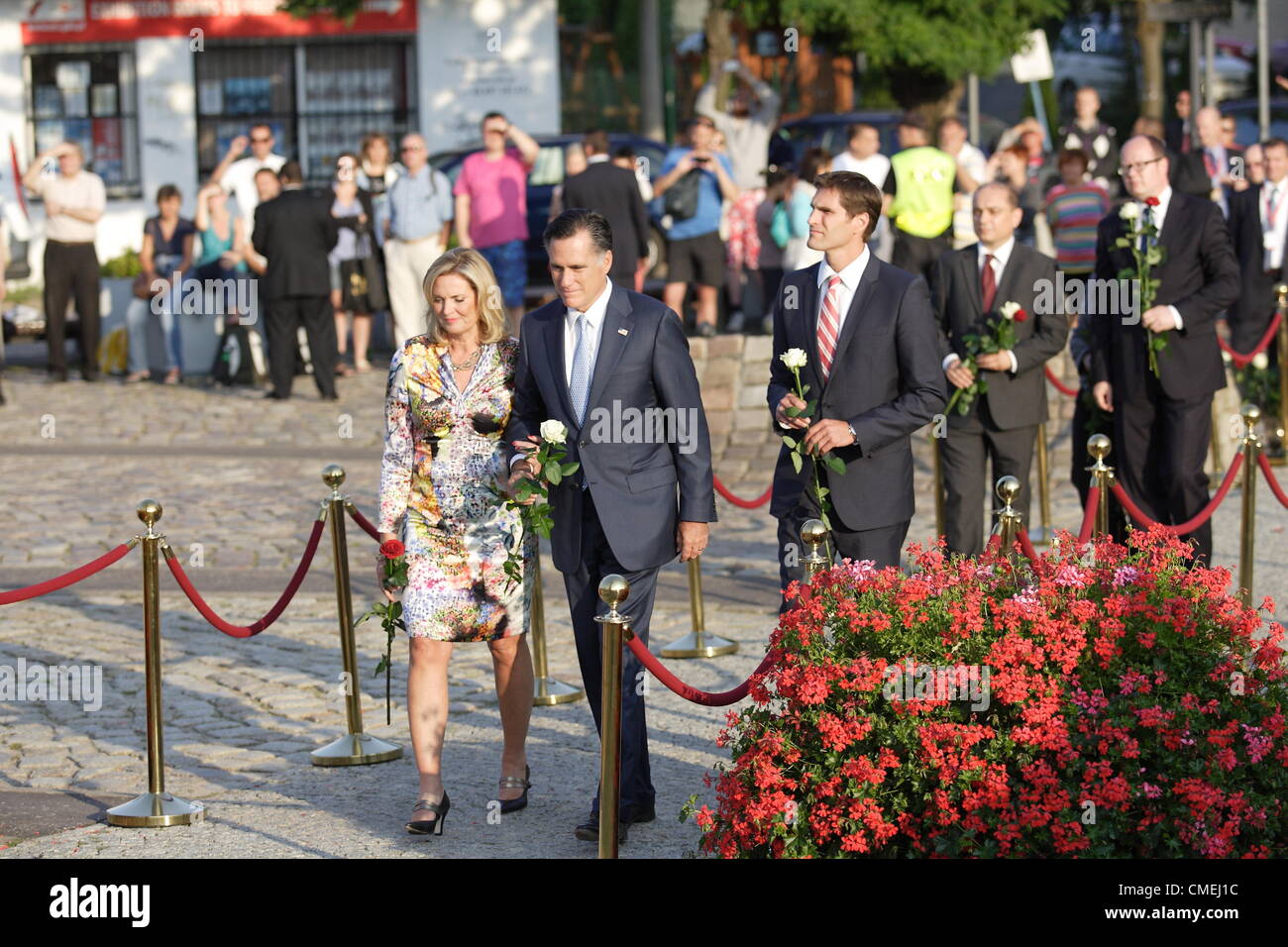 Gdansk, Pologne 30 avril, juillet 2012 USA Mitt Romney candidat présidentiel en Pologne. Mitt Romney avec sa femme a jeté des fleurs à l'Armée déchue ouvriers de chantier naval monument situé en face de l'historique chantier naval de Gdansk gate No 2. Banque D'Images