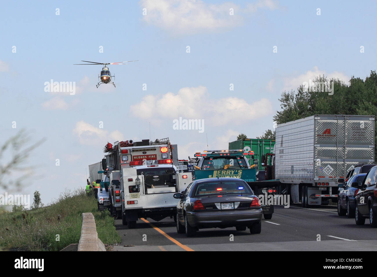 Lundi, 30 juillet, 2012 -- Un hélicoptère LifeFlight transporte une victime de la scène d'un accident mortel sur l'Interstate 94 à Hudson, Wisconsin, USA. L'accident est survenu vers 1 h 30 lundi après-midi lorsqu'un véhicule utilitaire sport avec six passagers s'est écrasé dans l'arrière d'un semi-remorque à plateau. Au moins une personne est décédée dans l'accident. Banque D'Images