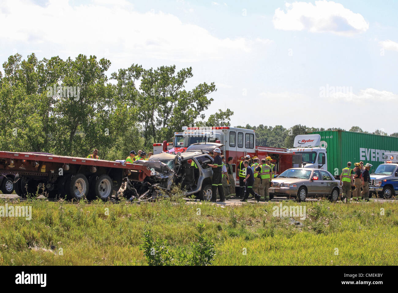 Lundi, 30 juillet 2012 -- les travailleurs d'urgence clairement les lieux d'un accident mortel près de Hudson, Wisconsin, USA. L'accident, qui s'est produit lorsqu'un véhicule utilitaire sport a percuté l'arrière d'un semi-remorque à plateau sur la I-94 près de mile marker 6, a causé au moins un décès. Banque D'Images