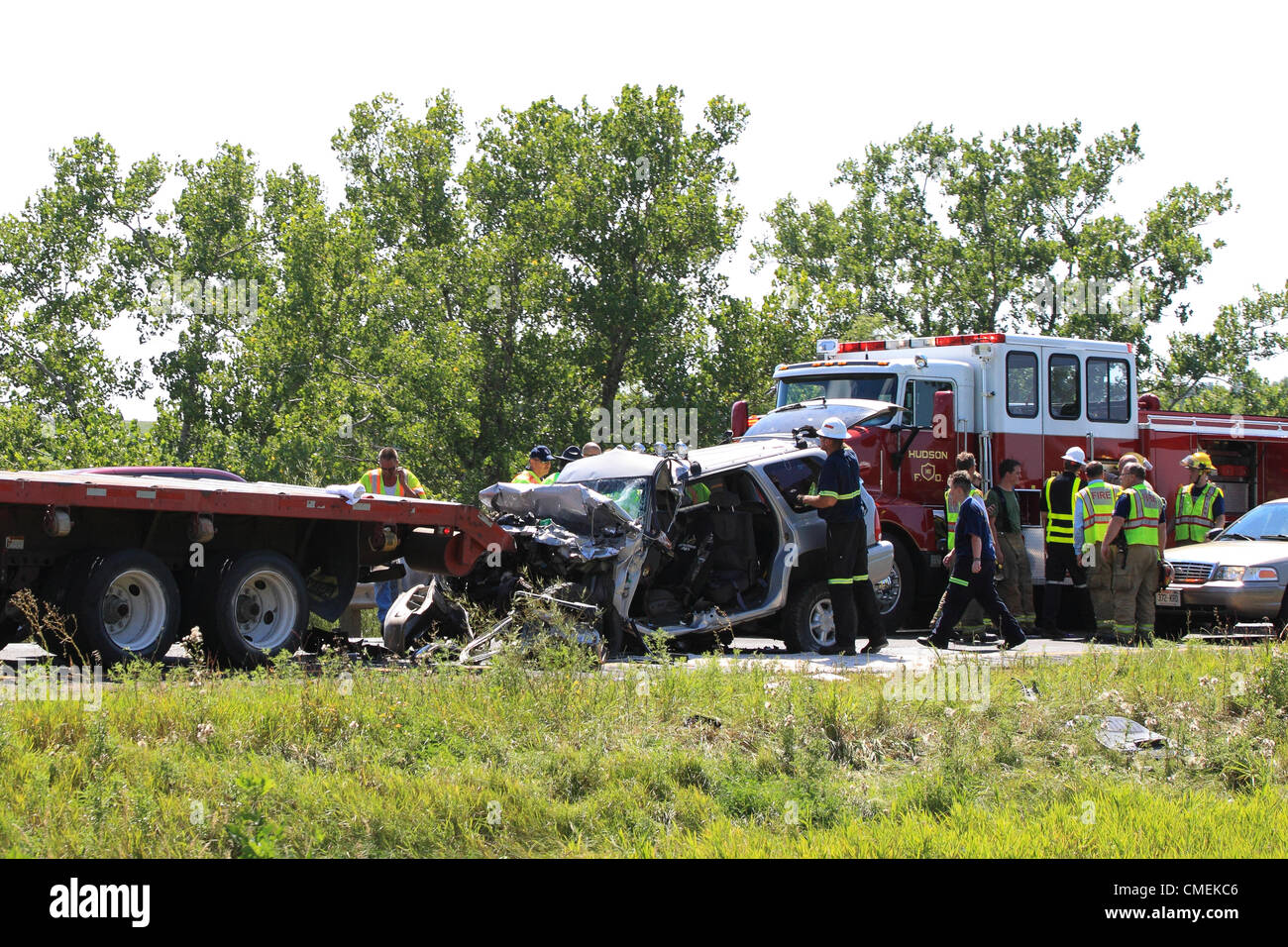 Lundi, 30 juillet 2012 -- les travailleurs d'urgence clairement les lieux d'un accident mortel près de Hudson, Wisconsin, USA. L'accident, qui s'est produit lorsqu'un véhicule utilitaire sport a percuté l'arrière d'un semi-remorque à plateau sur la I-94 près de mile marker 6, a causé au moins un décès. Banque D'Images