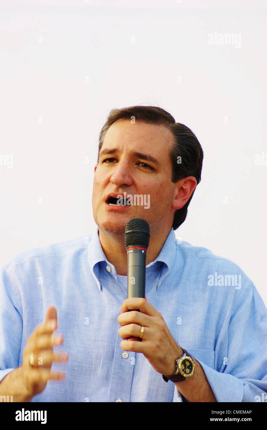 Ted Cruz candidat parle à une foule d'environ 1000 partisans à un événement de campagne à Town Creek Park à The Woodlands, Texas le 07/27/2012.Mr.Cruz est en marche contre le Texas Le Lieutenant gouverneur David Dewhurst pour un Sénat siège laissé vacant par Kay Bailey Hutchison. Banque D'Images