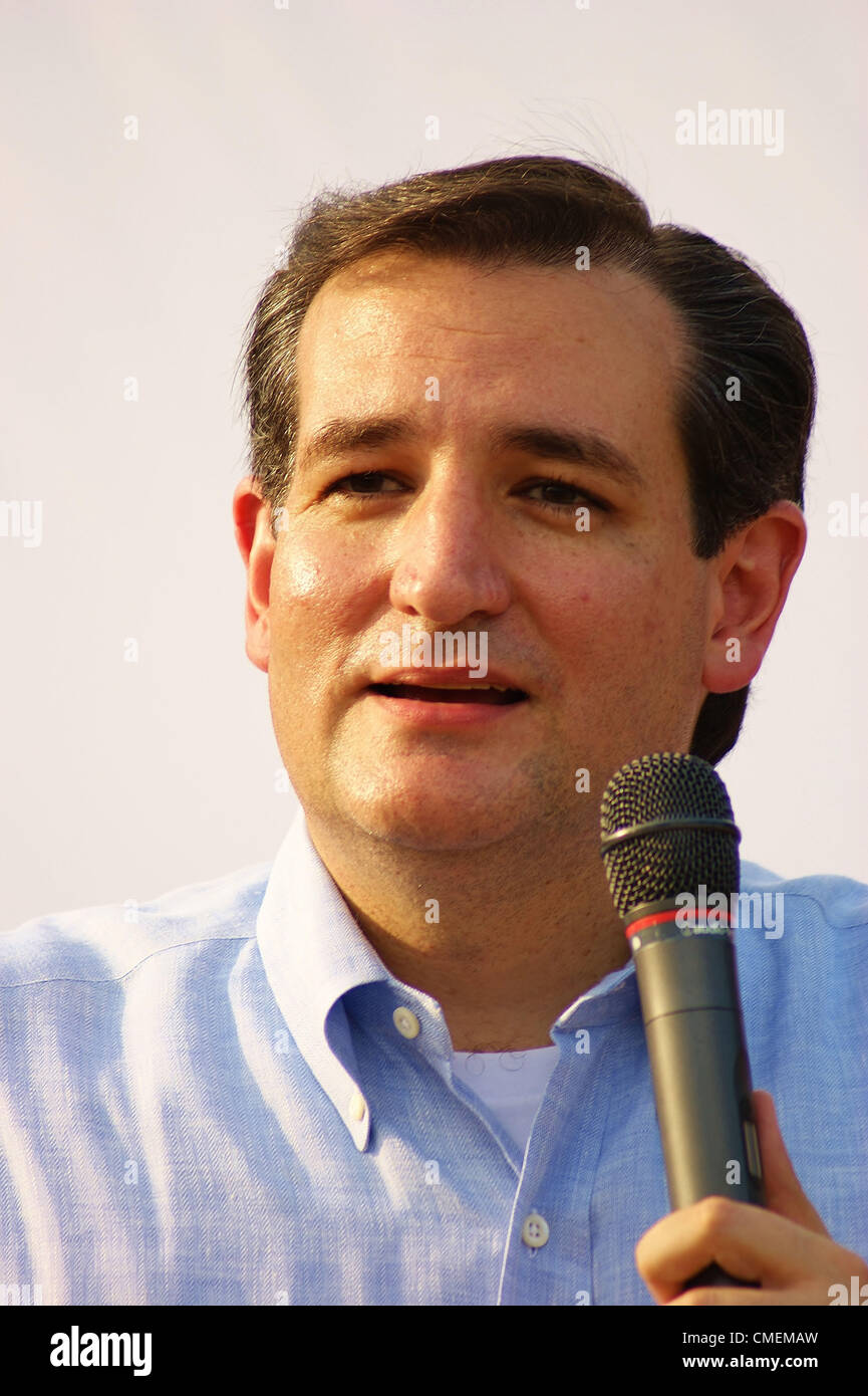 Ted Cruz candidat parle à une foule d'environ 1000 partisans à un événement de campagne à Town Creek Park à The Woodlands, Texas le 07/27/2012.Mr.Cruz est en marche contre le Texas Le Lieutenant gouverneur David Dewhurst pour un Sénat siège laissé vacant par Kay Bailey Hutchison. Banque D'Images