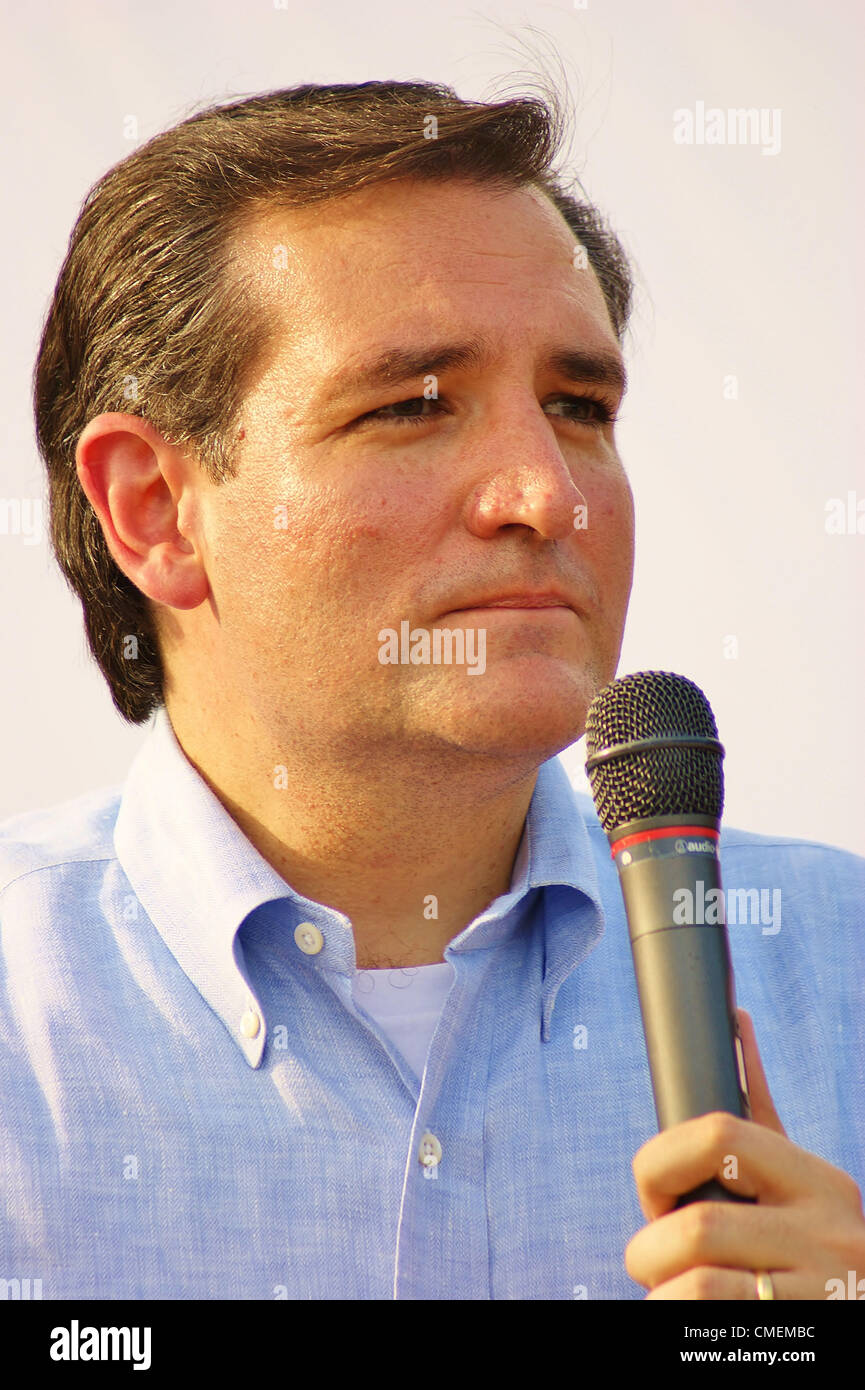 Ted Cruz candidat parle à une foule d'environ 1000 partisans à un événement de campagne à Town Creek Park à The Woodlands, Texas le 07/27/2012.Mr.Cruz est en marche contre le Texas Le Lieutenant gouverneur David Dewhurst pour un Sénat siège laissé vacant par Kay Bailey Hutchison. Banque D'Images