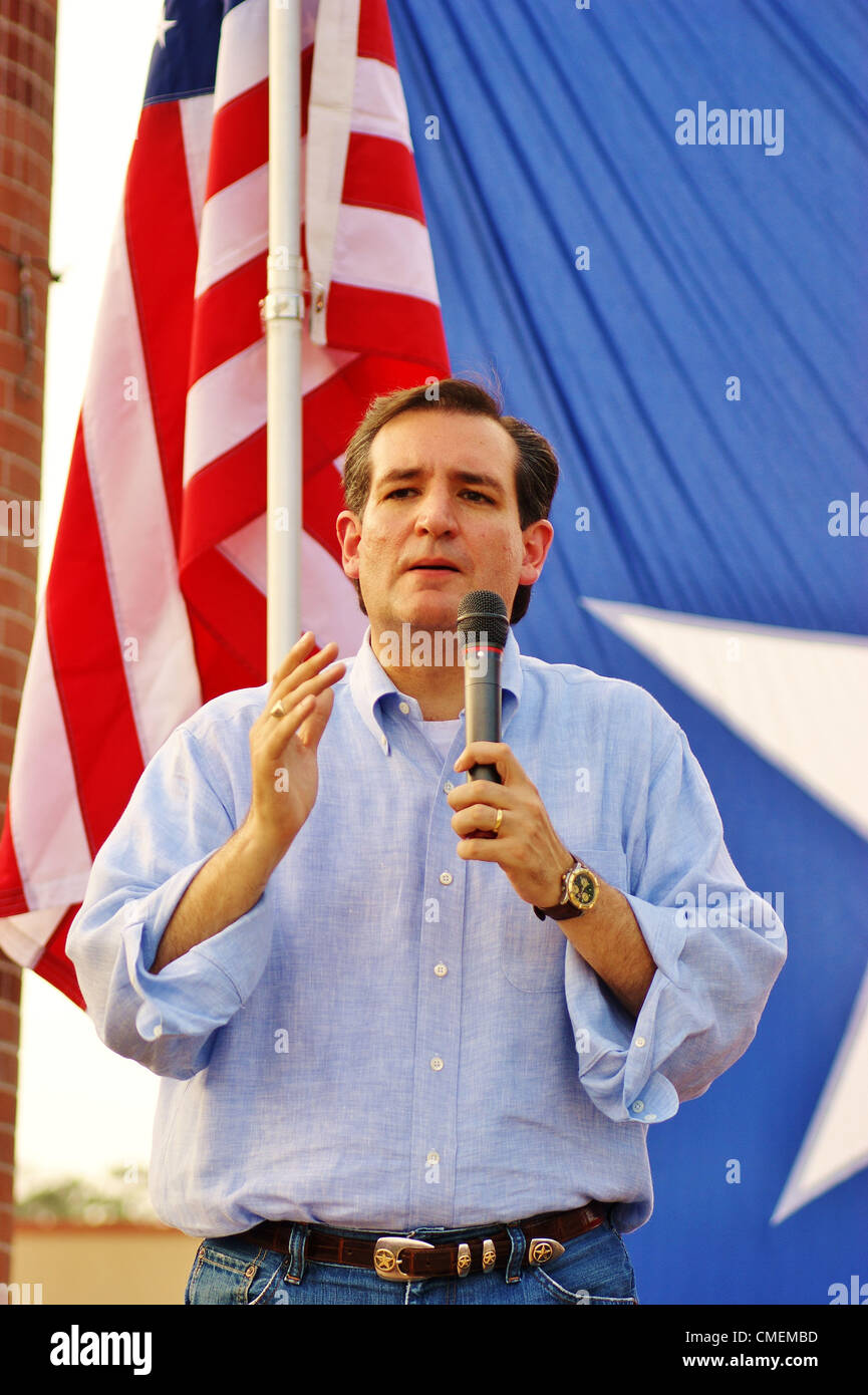 Ted Cruz candidat parle à une foule d'environ 1000 partisans à un événement de campagne à Town Creek Park à The Woodlands, Texas le 07/27/2012.Mr.Cruz est en marche contre le Texas Le Lieutenant gouverneur David Dewhurst pour un Sénat siège laissé vacant par Kay Bailey Hutchison. Banque D'Images