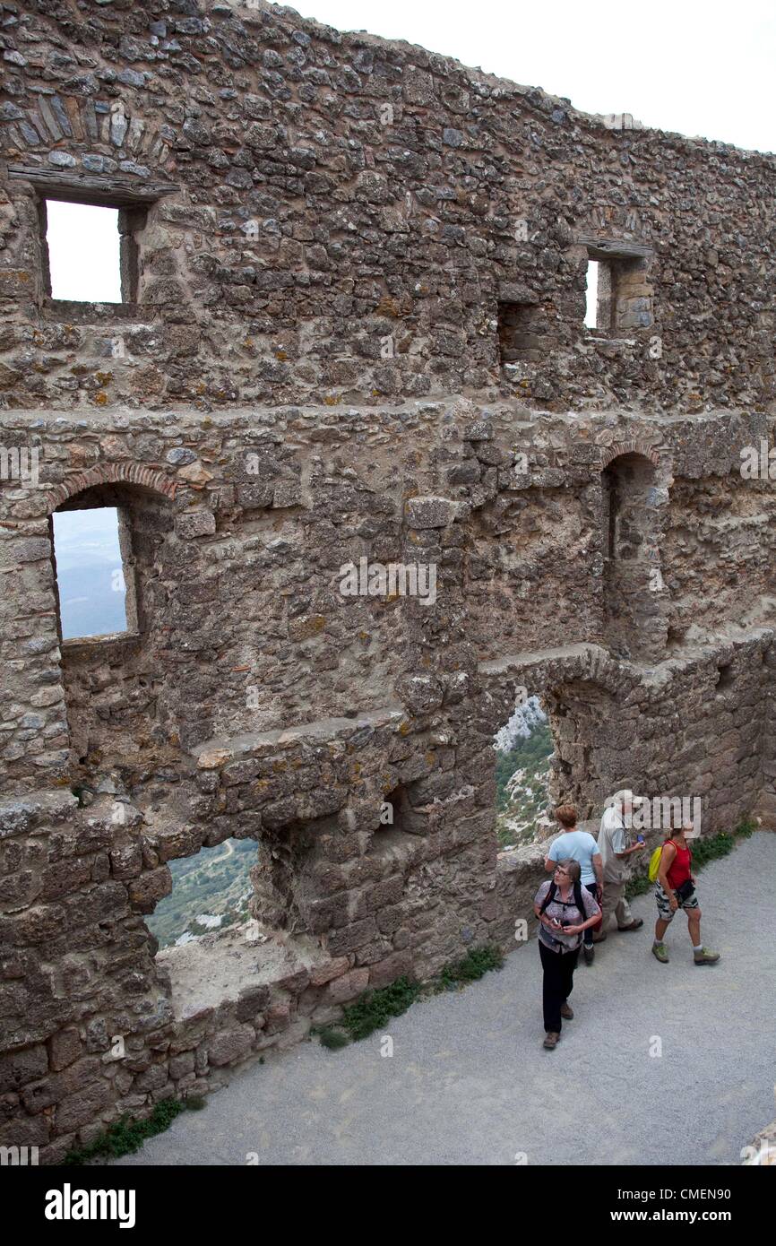 Septembre 02, 2010 - Cucugnan, France - Le château de Quéribus est un château en ruines sur la commune de Cucugnan, France. Quéribus est l'une des "cinq fils de Carcassonne", avec Aguilar, Peyrepertuse, Puilaurens et Termes : cinq châteaux stratégiquement placé pour défendre la frontière française contre les Espagnols, jusqu'à la frontière a été déplacée en 1659. Il est considéré comme le dernier bastion cathare. Quéribus est élevé et isolé. Il se dresse au sommet de la crête la plus élevée à des kilomètres à la ronde. En 1951, travaux de restauration de la tourelle a commencé, et entre 1998-2002 une restauration complète du château a été entrepris : le ca Banque D'Images