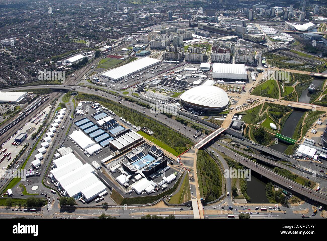 Photographie aérienne au sud-est du parc olympique, avec Eton Manor, le Vélodrome et l'arène de basket-ball. Le site olympique de Londres 2012, Stratford London E20 UK Banque D'Images