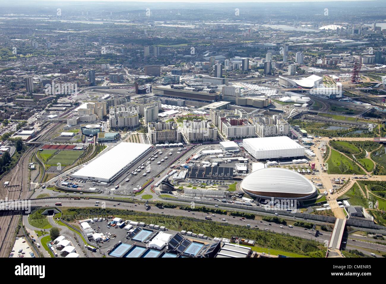 Photographie aérienne au sud-est du parc olympique, avec le vélodrome, piste de BMX, basket-ball Arena et le Centre International de Radio et télévision. Le site olympique de Londres 2012, Stratford Londres Banque D'Images