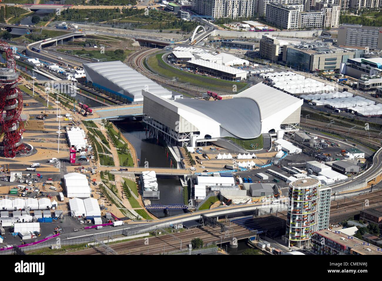 Photographie aérienne au nord-ouest de l'Aquatics center et Watre Polo arena dans le parc olympique, Londres 2012 site olympique de Stratford, London E20 UK Banque D'Images