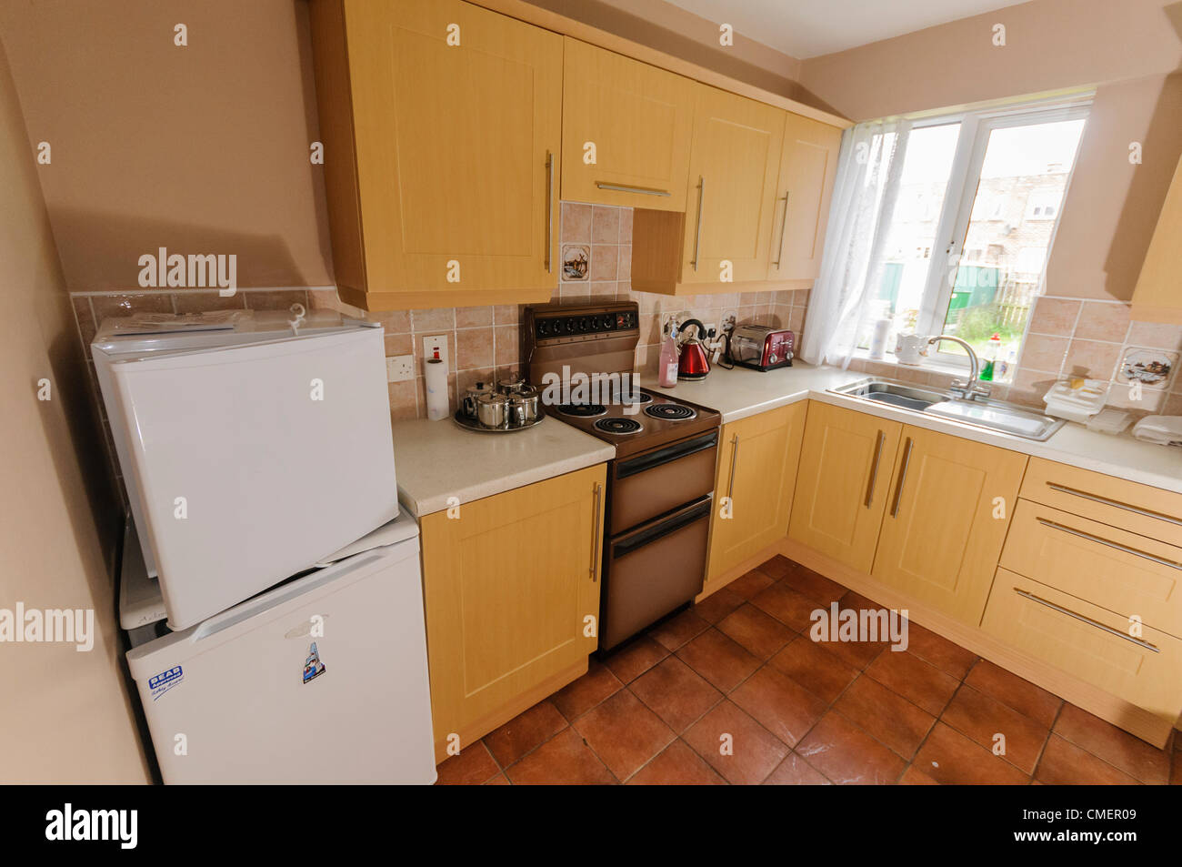 Belfast, 31/07/2012 - Cuisine dans l'ancienne maison de George Best footballeur et sa famille dans le Burren Way a été acheté pour 100 000 livres, et sera disponible pour la location de vacances à 125 €/jour Banque D'Images