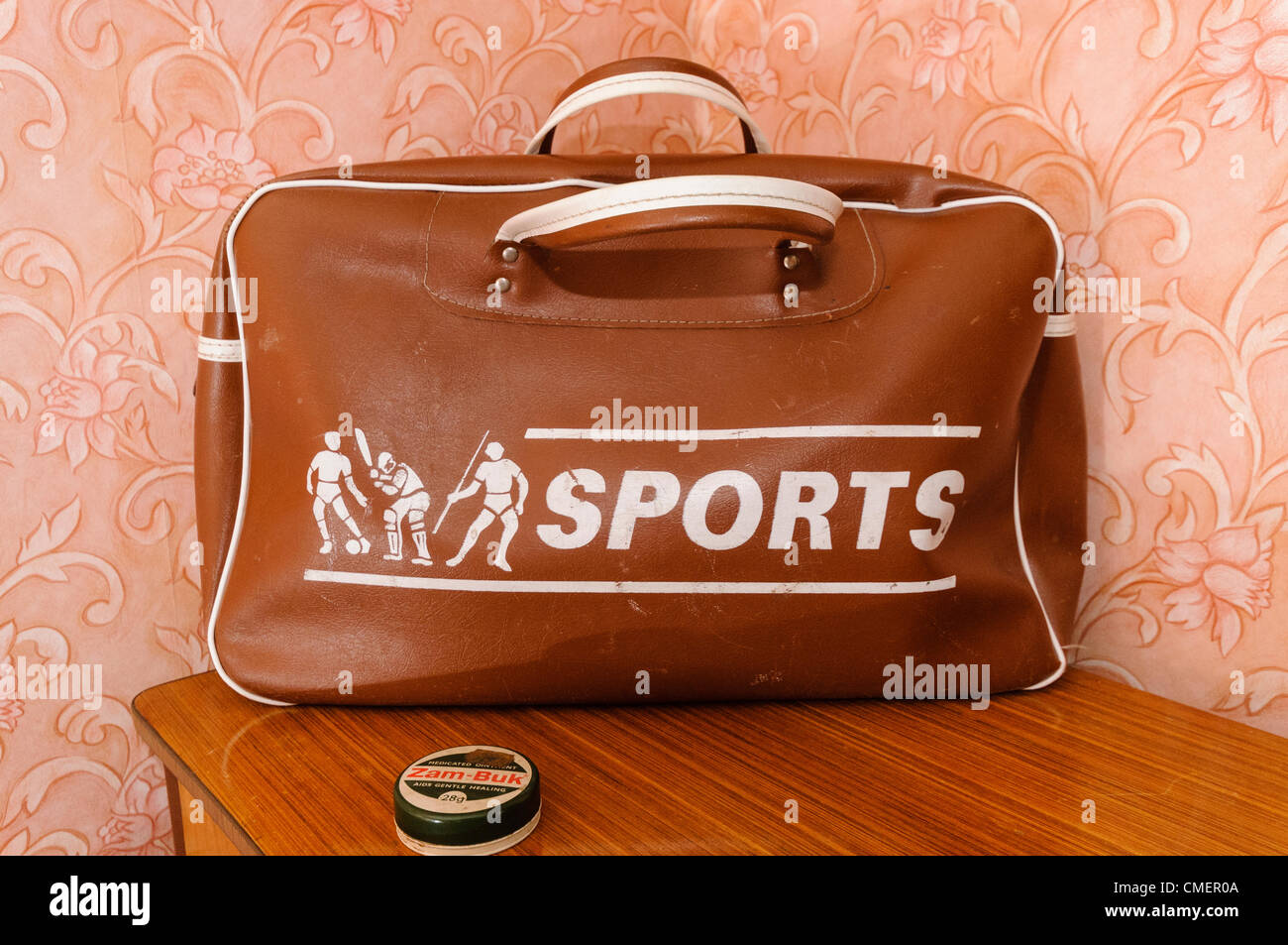 Sac de sport qui appartenait à George Best dans la maison familiale Banque D'Images