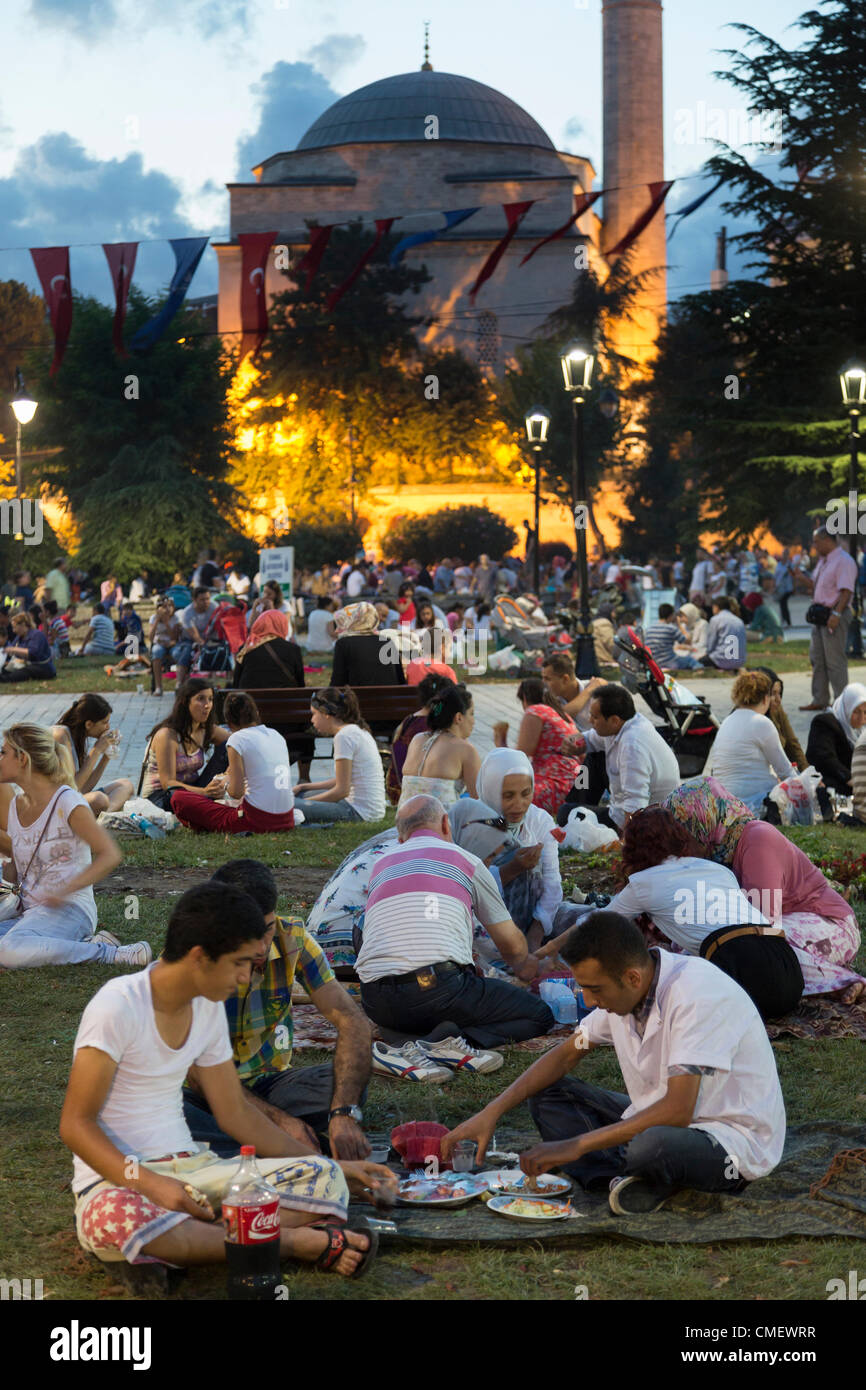 Istanbul, Turquie. Le mardi 31 juillet 2012. Ramazan (Ramadan) est presque moitié plus. Les musulmans le pique-nique dans un parc du Sultan Ahmet, la vieille ville d'Istanbul, Turquie. Banque D'Images