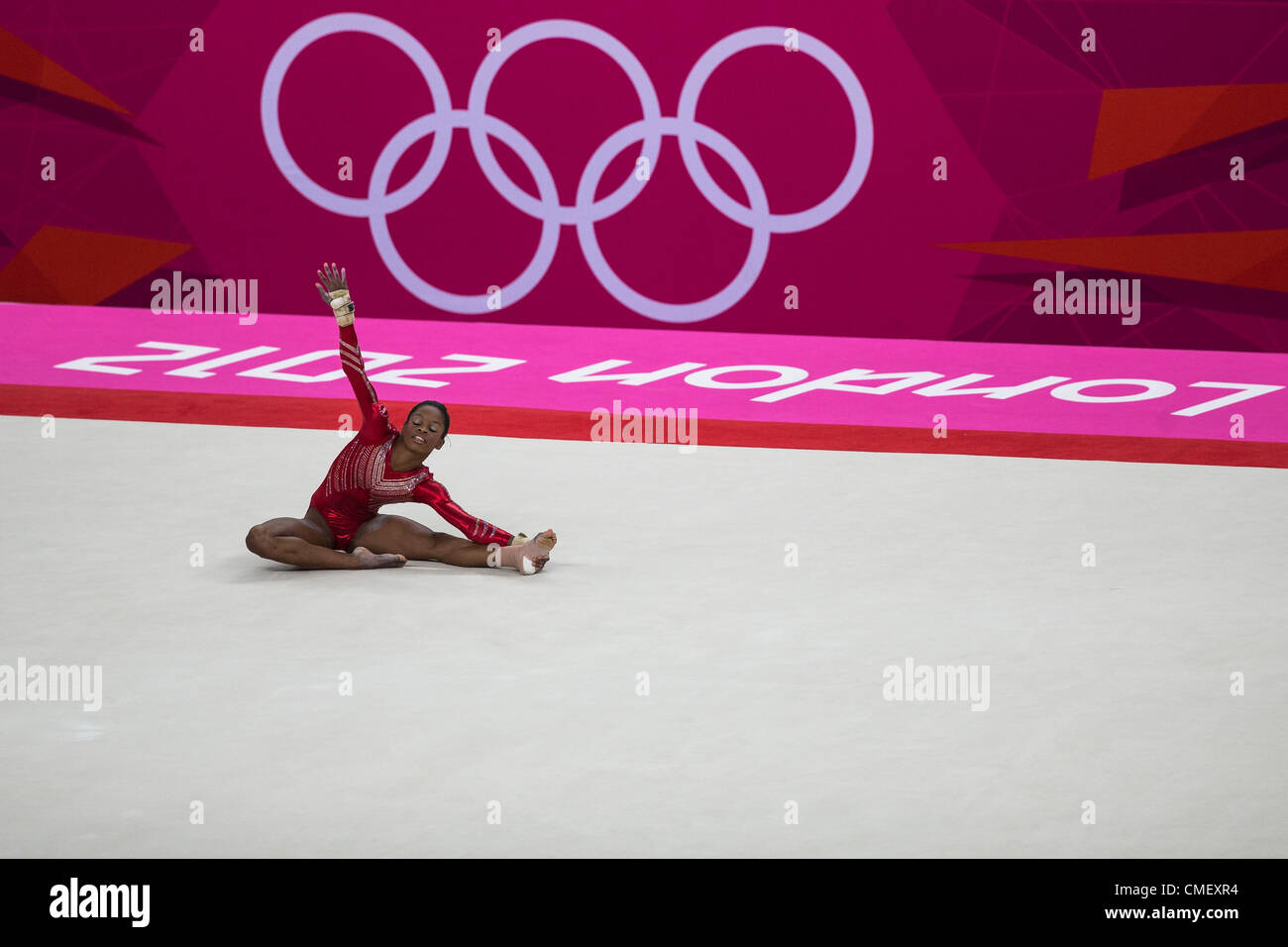 Gabrielle Douglas (USA) effectuer l'exercice au sol au cours de l'équipe de gymnastique féminine à la finale des Jeux Olympiques d'été de 2012, Londres, Angleterre Banque D'Images