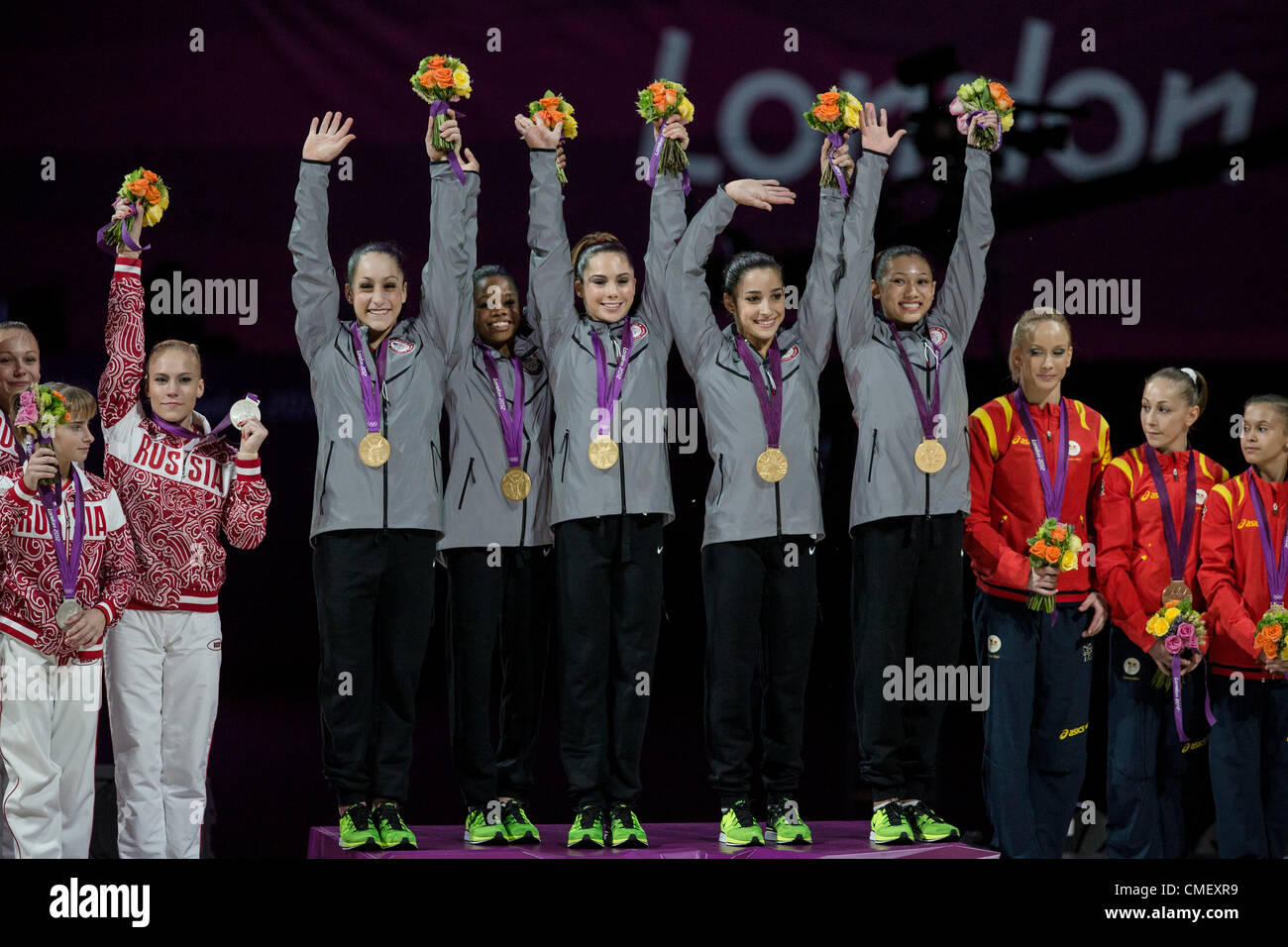 Team USa L-R Jordyn Wieber, Gabrielle Douglas,McKayla Maroney, Alexandra Raisman, Kyla Ross d'or olympique dans l'équipe de gymnastique féminine te finales à l'été 2012 Jeux olympiques, Londres, Angleterre Banque D'Images
