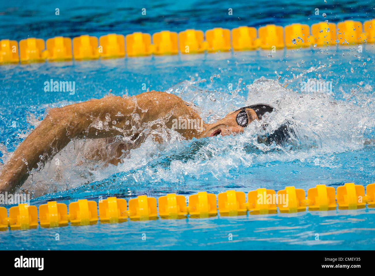 Michael Phelps (USA) en compétition dans l'épreuve du 4 X 200 mètres nage libre finale du relais, où il a remporté l'or et un record de 19 médailles olympiques en compétition aux Jeux Olympiques d'été de 2012, Londres, Angleterre. Banque D'Images