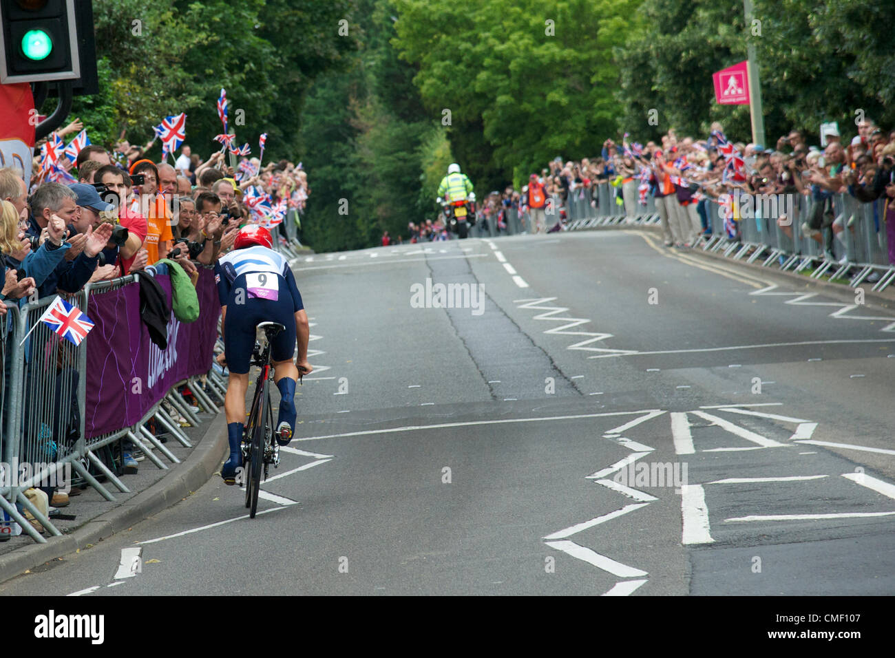 Emma Pooley, l'équipe Go et Lizzie Armitstead, font leur chemin à travers Esher, mercredi 1 août 2012. [Lire] Crédit photo : L JS Hardy Banque D'Images