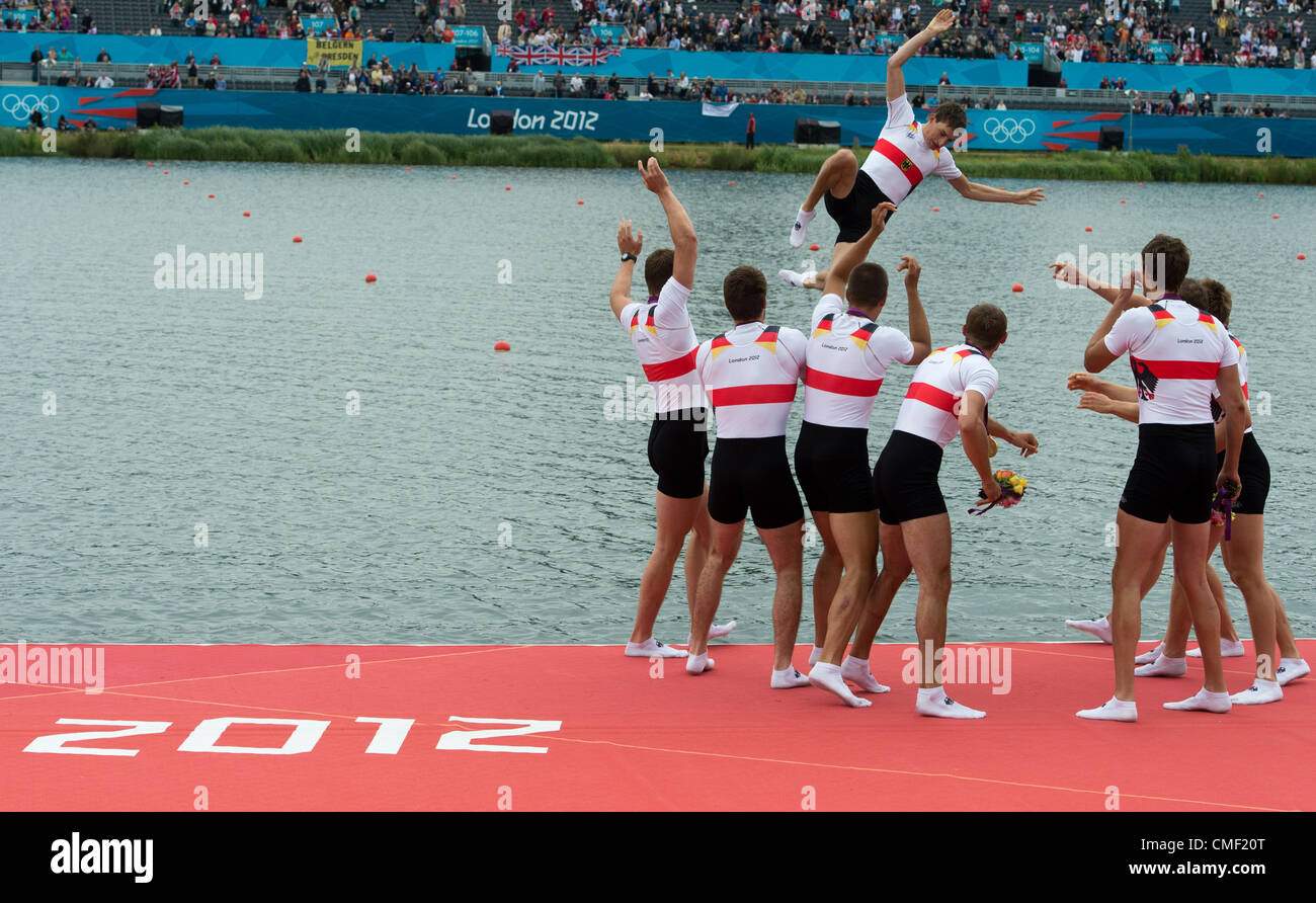 01.08.2012. Eton Dorney, Berkshire, Angleterre. Filip Adamski, Andreas Kuffner, Eric Johannesen, Maximilian Reinelt, Richard Schmidt, Lukas Mueller, Florian Mennigen, Kristof Wilke, Martin Sauer (top) de l'Allemagne célébrer après avoir remporté les huit hommes finale de la compétition d'aviron à Eton Dorney au Jeux Olympiques de 2012 à Londres, Londres, Grande-Bretagne, 01 août 2012. Banque D'Images