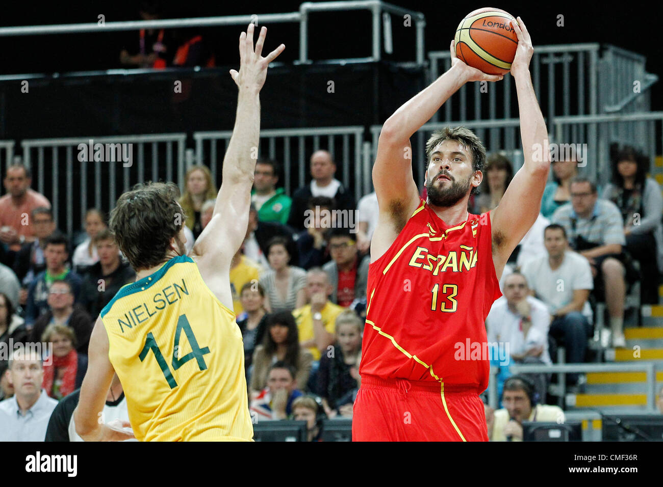 31.07.2012. Londres, Angleterre. Espagne Marc Gasol prend un jumpshot sur l'Australie Matt Nielsen au cours de la première moitié de l'Espagne contre l'Australie, au cours de l'homme, à l'arène de basket-ball, à Londres, en Grande-Bretagne. Banque D'Images