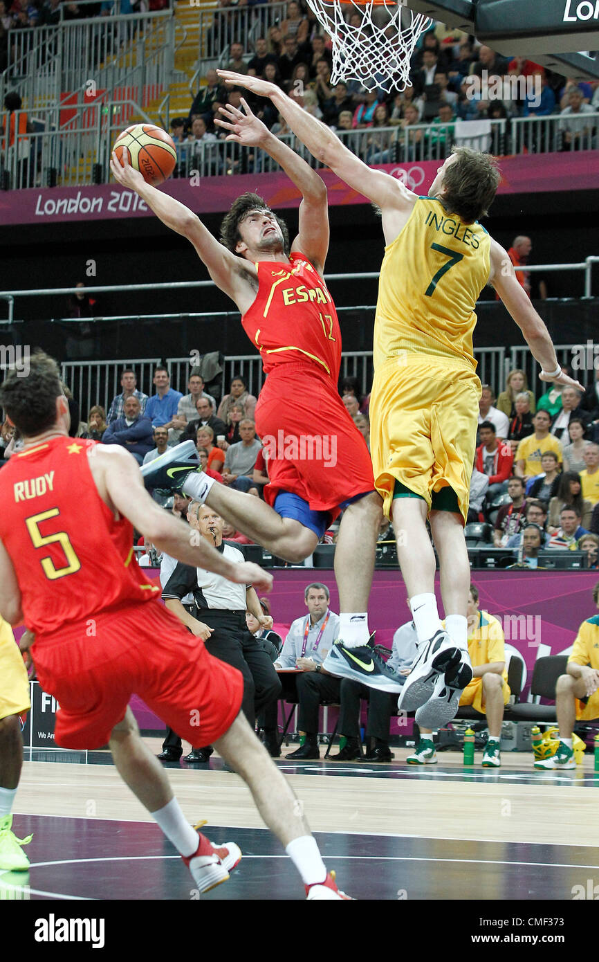 31.07.2012. Londres, Angleterre. Espagne Sergio Llull va pour le layup contre l'Australie Joe Ingles au cours de l'Espagne 82-70 victoire sur l'Australie, au cours de l'homme, à l'arène de basket-ball, à Londres, en Grande-Bretagne. Banque D'Images