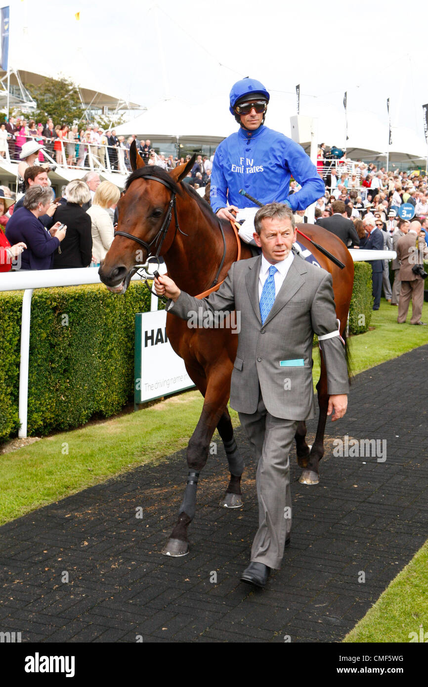 01.08.12 Chichester, Angleterre Frankie Dettori sur FARHH ( Formateur Saeed bin Suroor) avant la grande course Qipco Sussex Stakes (Colombie Britannique) de la série des Champions (groupe 1) au Festival de Goodwood glorieuse sur deux jours Banque D'Images