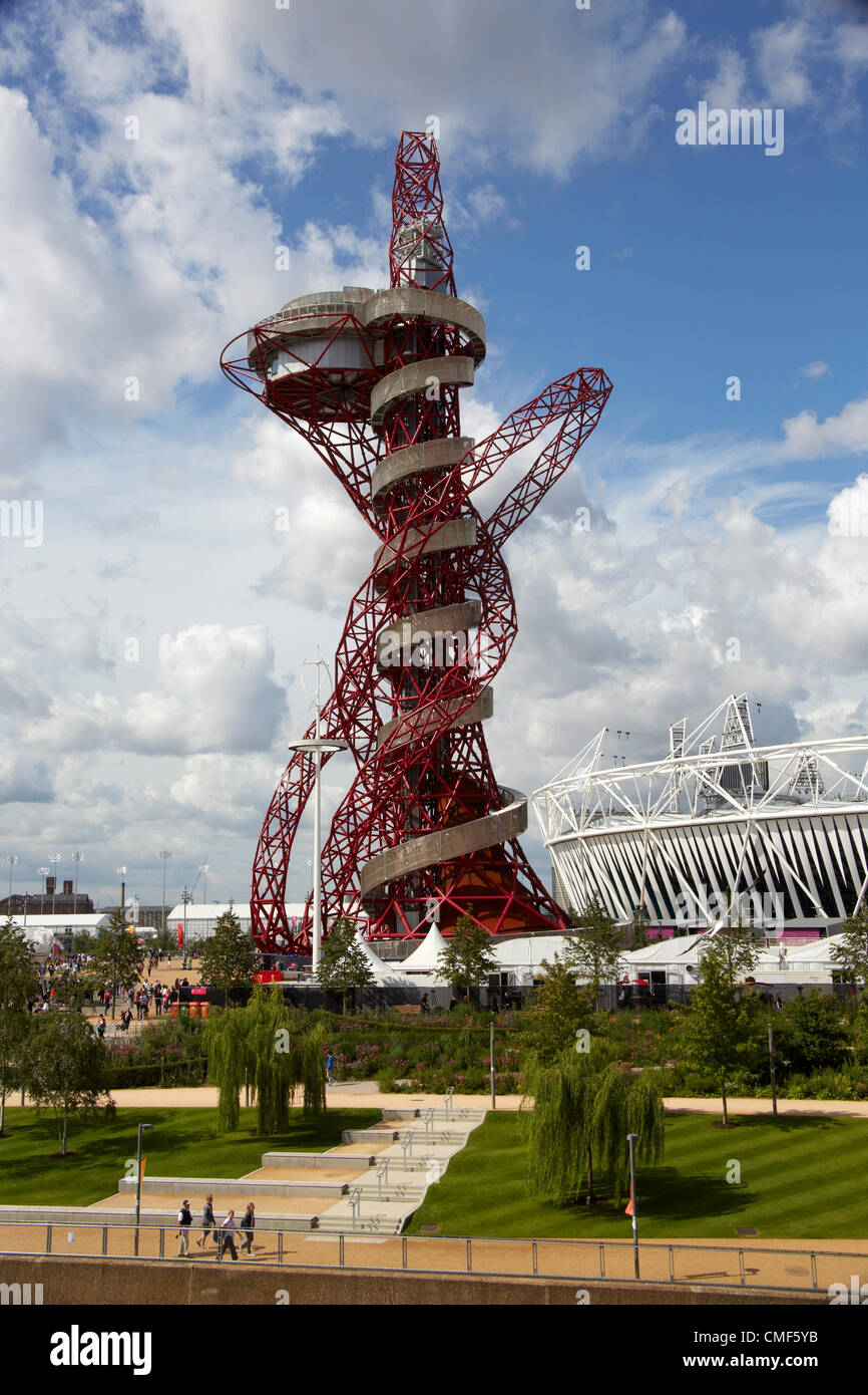 Sculpture orbite tower conçu par Anish Kapoor et stade de l'Athlétisme sur une journée ensoleillée au parc olympique, site des Jeux Olympiques de 2012 à Londres, Stratford London E20, Royaume-Uni Banque D'Images