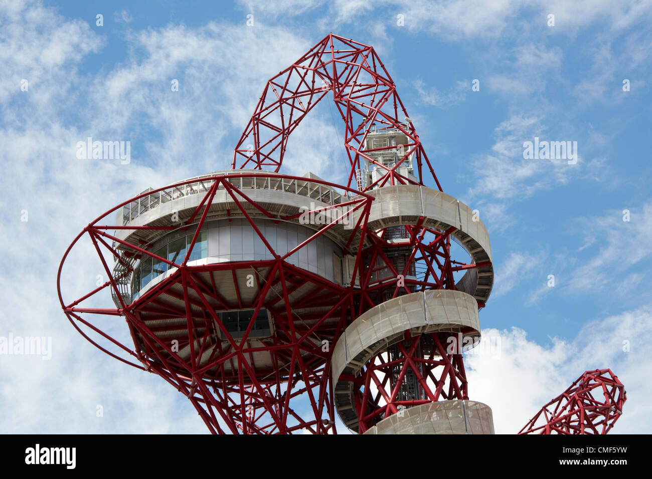 Sculpture orbite tower conçu par Anish Kapoor lors d'une journée ensoleillée au parc olympique, site des Jeux Olympiques de 2012 à Londres, Stratford London E20, Royaume-Uni Banque D'Images