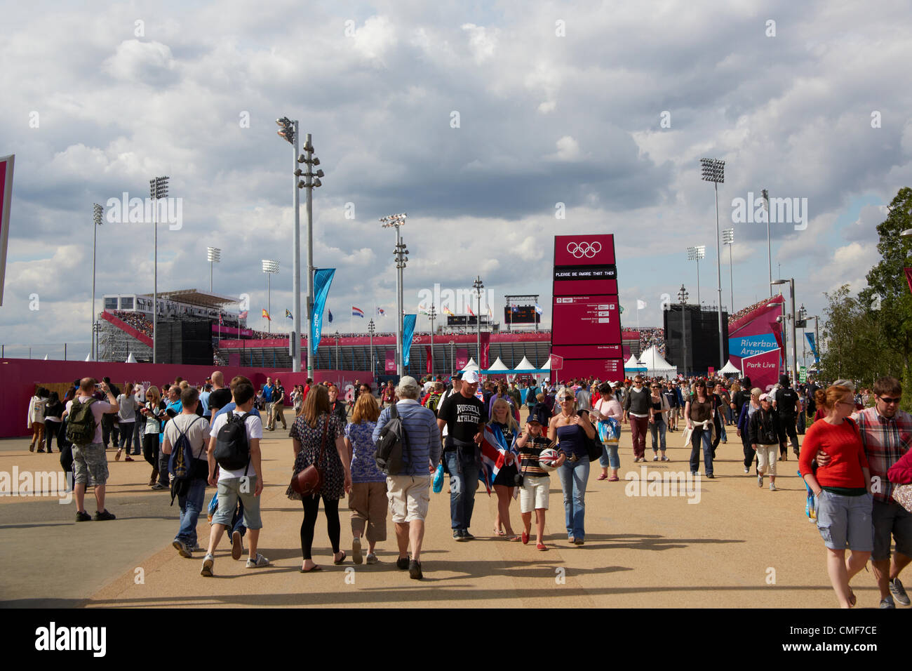 Les gens qui marchent à Riverbank Arena au Parc olympique, site des Jeux Olympiques de 2012 à Londres, Stratford London E20, Royaume-Uni Banque D'Images