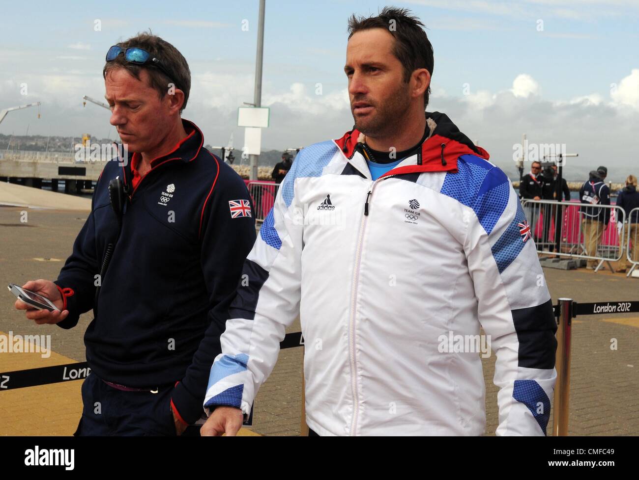 Jeux Olympiques 2012 : Voile, action pendant les Jeux Olympiques de 2012 à Londres au lieu de Weymouth et Portland, Dorset, Angleterre, Royaume-Uni. Ben Ainslie de Grande-Bretagne, à droite, avec le team manager Stephen Park août 02nd, 2012 Photo par : DORSET MEDIA SERVICE Banque D'Images