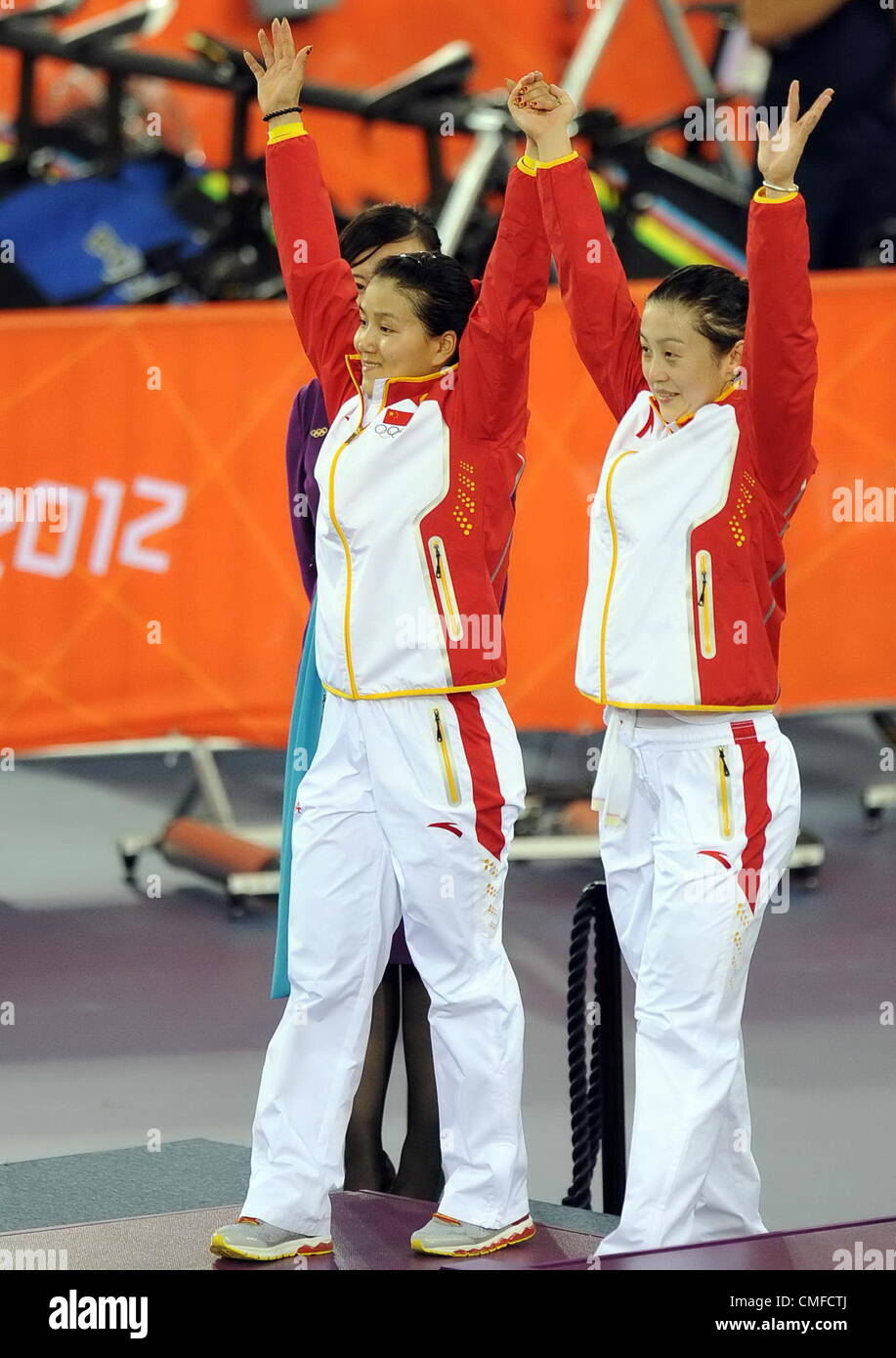 02.08.2012. Londres, Angleterre ; Gong Jinjie médaillés d'argent et Guo Shuang de Chine, médaillés d'Miriam Welte et Kristina Vogel de l'Allemagne posent avec leurs médailles durant la cérémonie des médailles pour l'équipe féminine de cyclisme sur piste de Sprint au jour 6 des Jeux Olympiques de 2012 à Londres au vélodrome Banque D'Images