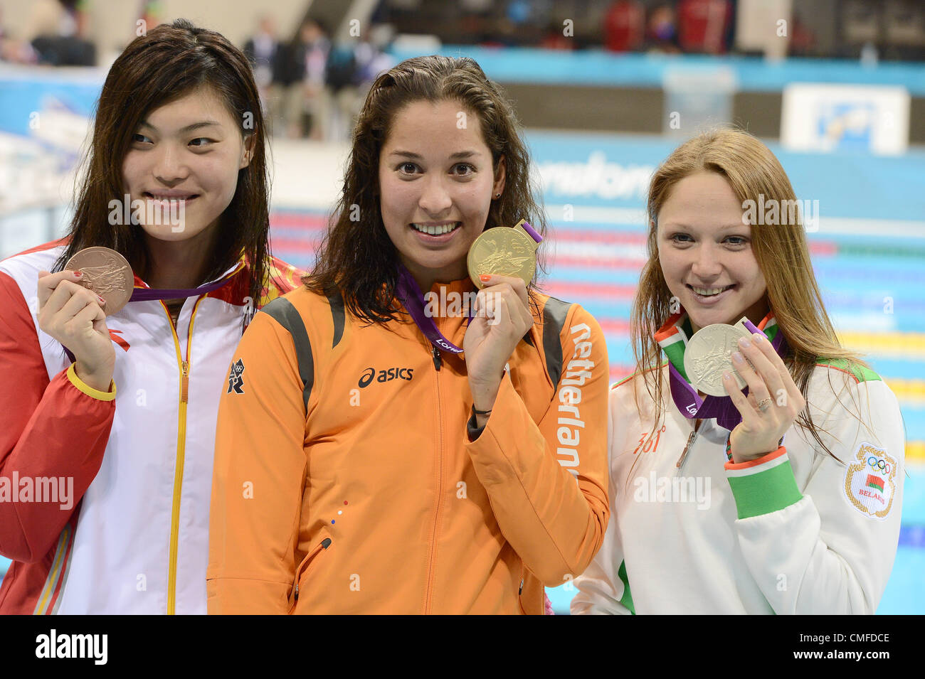 Londres, Angleterre - le 2 août, 100 m libre femmes gagnants de médailles, Yi TANG (Chine), Ranomi Kromowidjojo (Pays-Bas) et Aliaksandra Herasimenia (Bélarus) au centre aquatique, le 2 août 2012 à Londres, Angleterre Photo de Roger Sedres / Images Gallo Banque D'Images