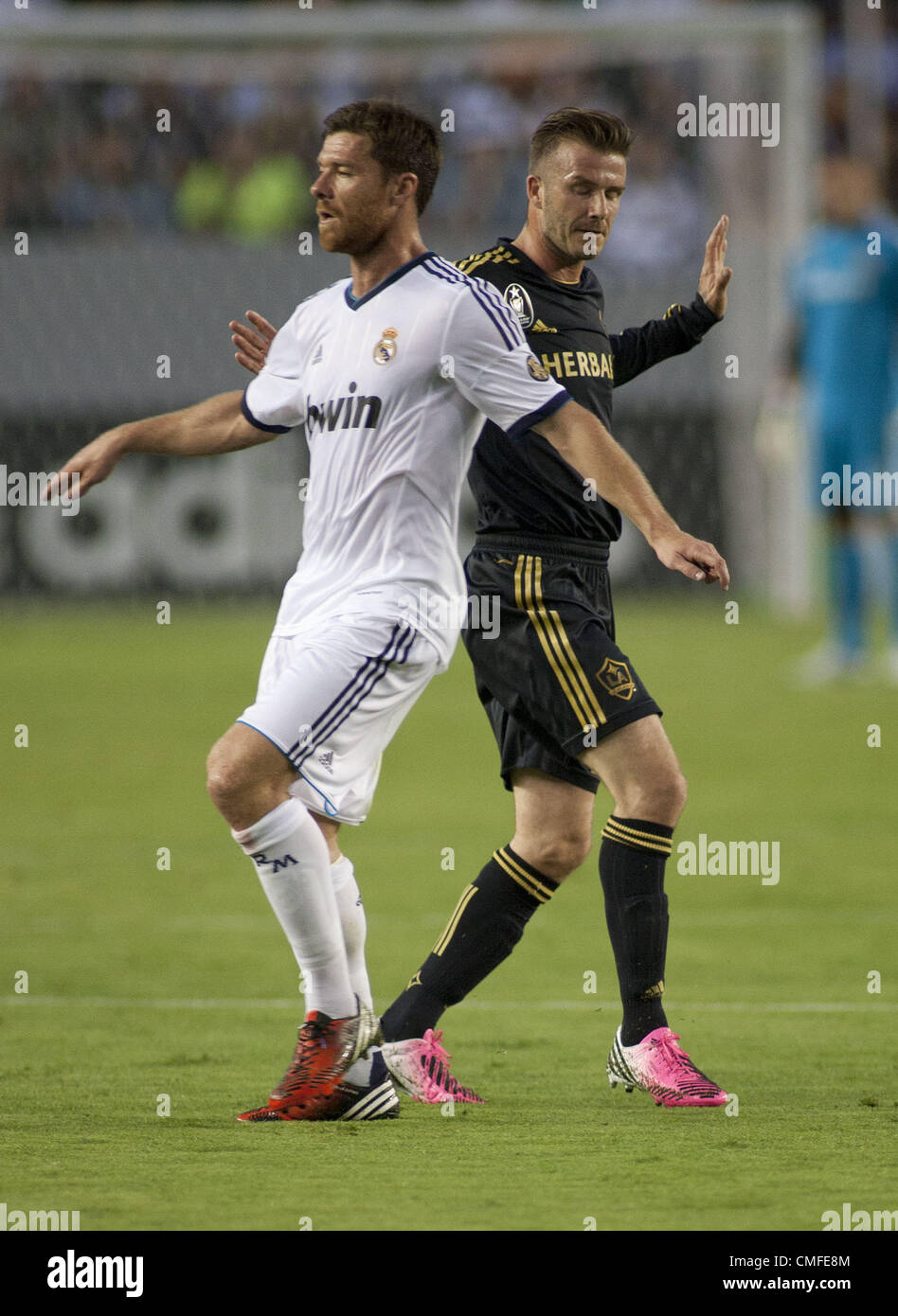 3 août 2012 - Carson, Californie, USA - David Beckham, 23 des Los Angeles Galaxy et Xavi Alonso du Real Madrid au cours de leur jeu dans le monde Football Challenge 2012 le jeudi, 2 août, 2012 at the Home Depot Center de Carson, en Californie. Le Real Madrid a battu la Galaxy 5-0. (Crédit Image : © Javier Rojas/Prensa Internacional/ZUMAPRESS.com) Banque D'Images