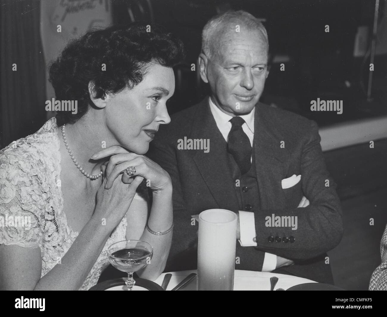 MAUREEN O'SULLIVAN avec son mari John Farrow 1954.Fourni par Photos, inc.(Image Crédit : Â© fourni par Globe Photos, Inc/Globe Photos/ZUMAPRESS.com) Banque D'Images