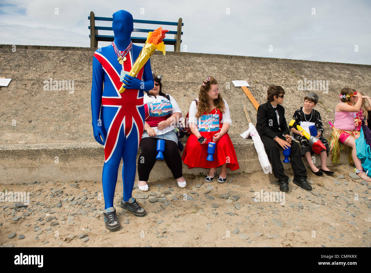 Des scènes colorées sur un après-midi d'été. Les personnes en attente de jugement dans les diverses catégories de déguisements à l'assemblée annuelle du village de Borth carnival Ceredigion, West Wales UK 3 août 2012 photo ©keith morris Banque D'Images