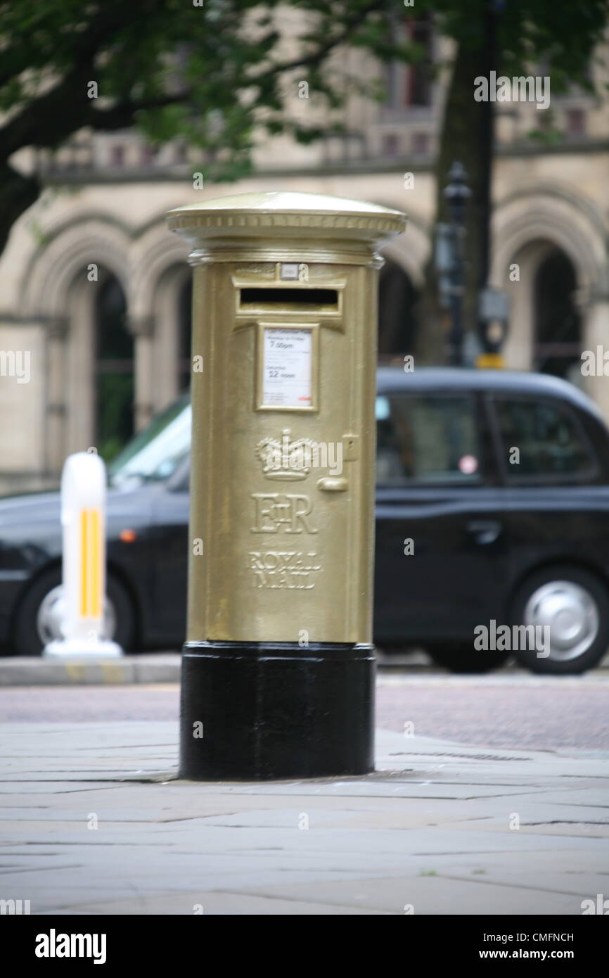 Or Royal Mail Postbox Lloyd Street/Albert Square, Manchester, M2 5EA Royal Mail peint une boite aux lettres d'or dans l'honneur de Philip Hindes Cyclist's médaille d'or dans le sprint par équipes sur Banque D'Images