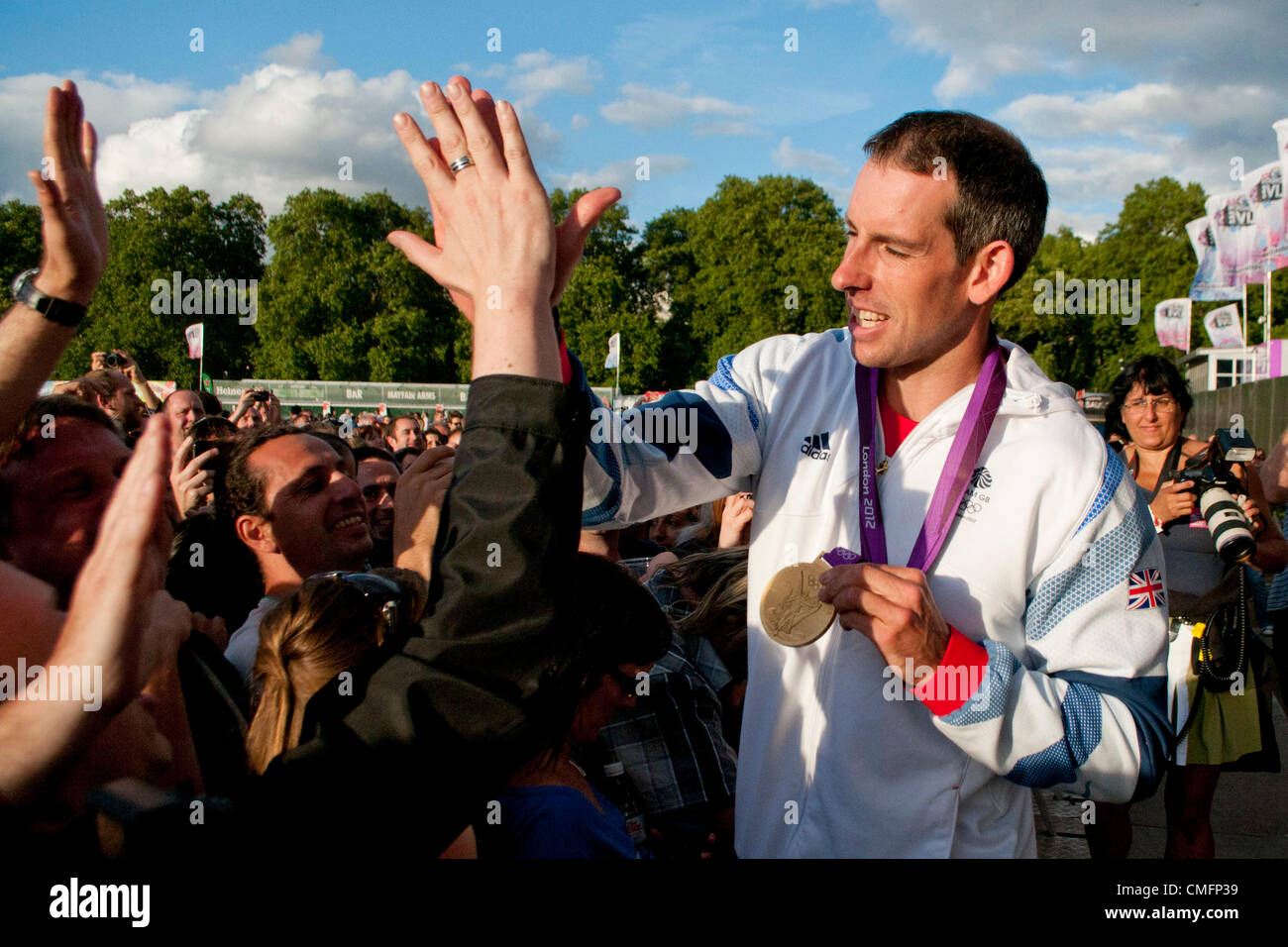 Londres, Royaume-Uni. 03/08/12. Médaillé d'or en slalom hommes, double Etienne Stott, high fives une charge à l'événement en direct de Londres BT. Banque D'Images