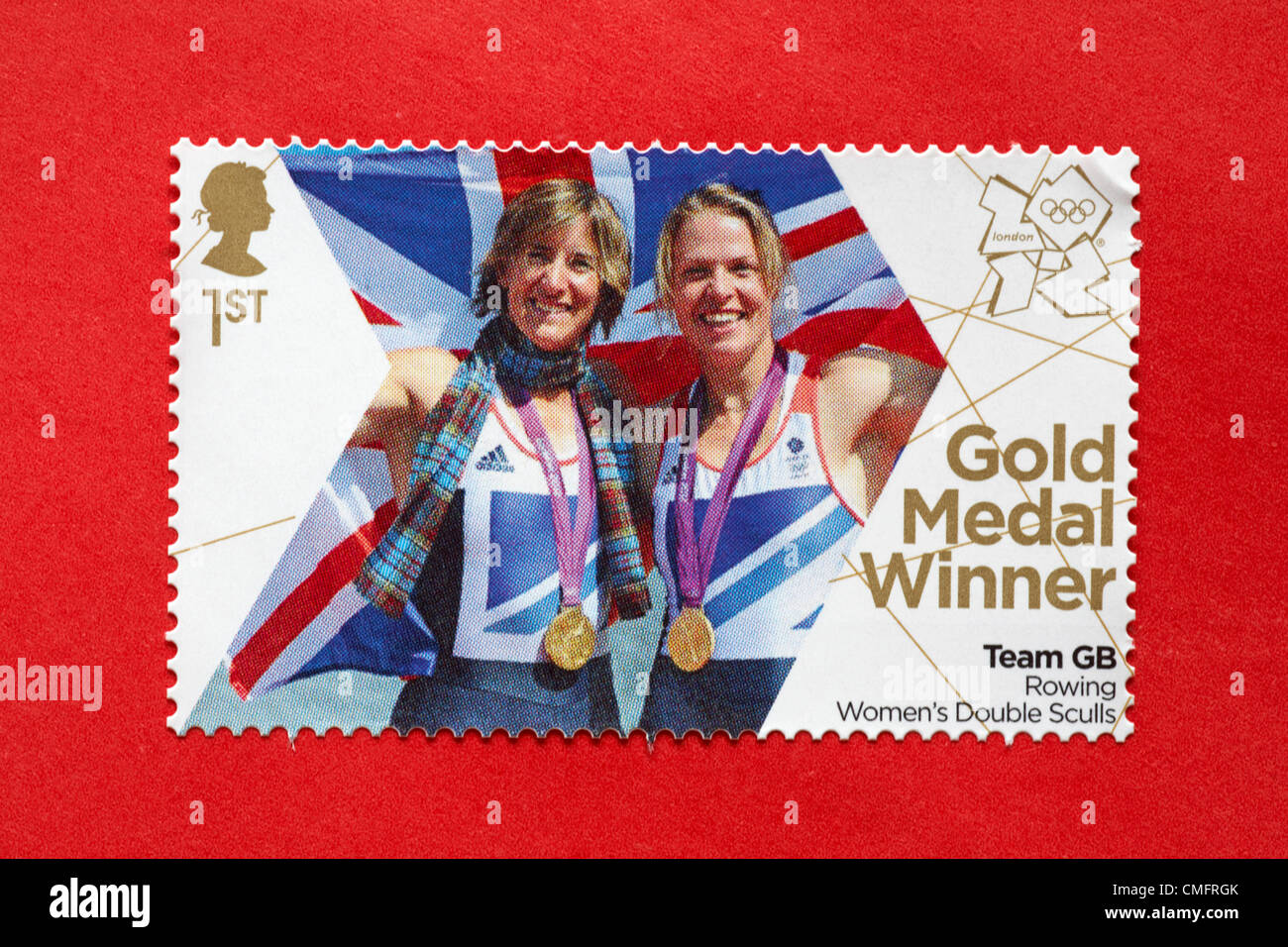 UK Samedi 4 août 2012. Stamp à l'honneur médaille d'équipe gagnante GO femmes aviron deux de couple événement. - Katherine Grainger et Anna Watkins. Timbre acheté et collé sur l'enveloppe rouge à envoyer à supporter olympique. Banque D'Images