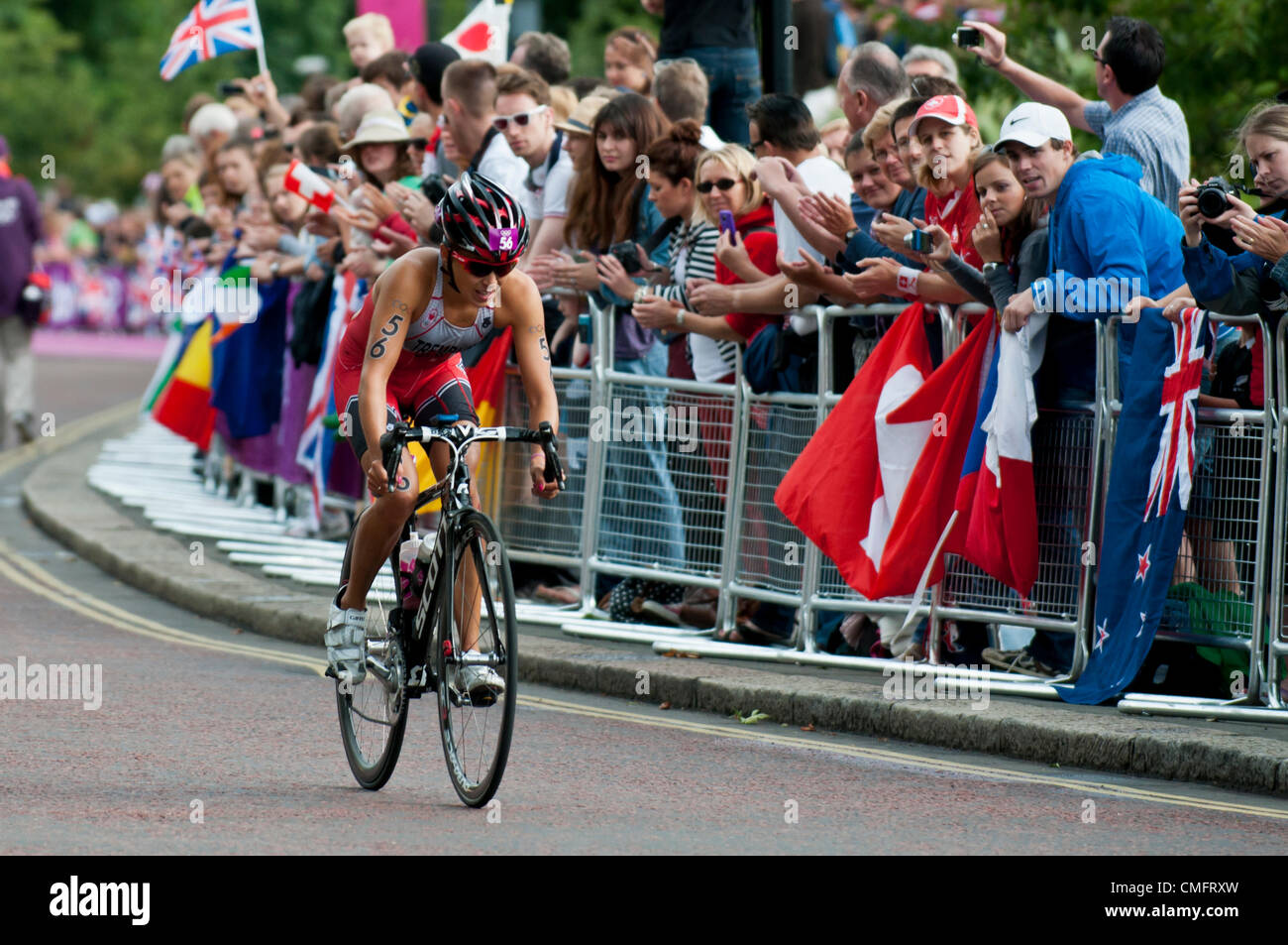 London, UK, samedi 4 août 2012. Kathy Tremblay du Canada dans les courses de vélo étape du women's triathlon d'Hyde Park. La course a finalement été remporté par le Suisse Nicola Spirig, décrochant l'or, avec la deuxième place Lisa Norden et la médaille d'Australie et Erin Densham en terminant troisième et le bronze. Banque D'Images