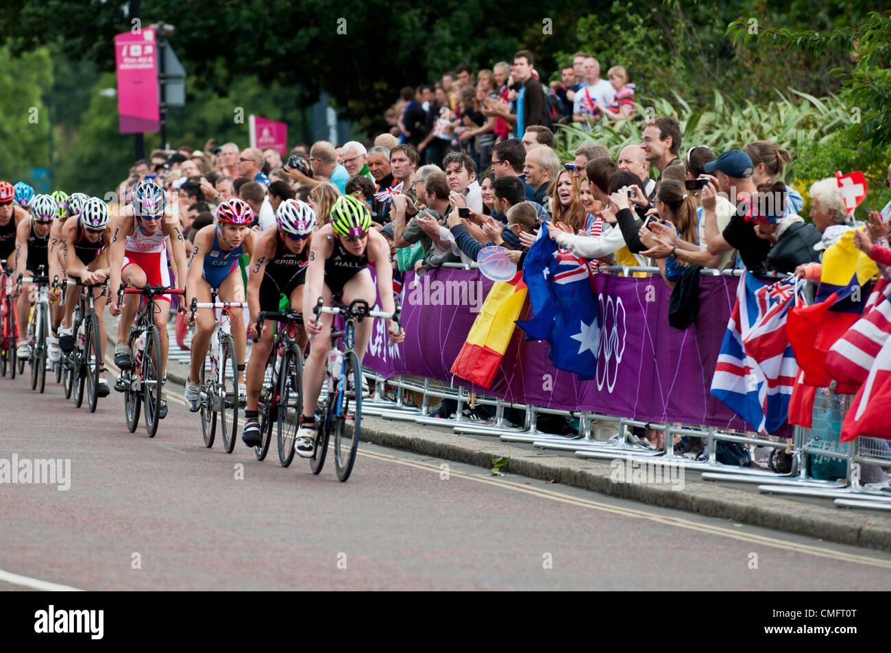 London, UK, samedi 4 août 2012. La société britannique Lucy Hall mène la course cycliste par étapes de la women's triathlon d'Hyde Park. La course a finalement été remporté par le Suisse Nicola Spirig, décrochant l'or, avec la deuxième place Lisa Norden et la médaille d'Australie et Erin Densham en terminant troisième et le bronze. Banque D'Images