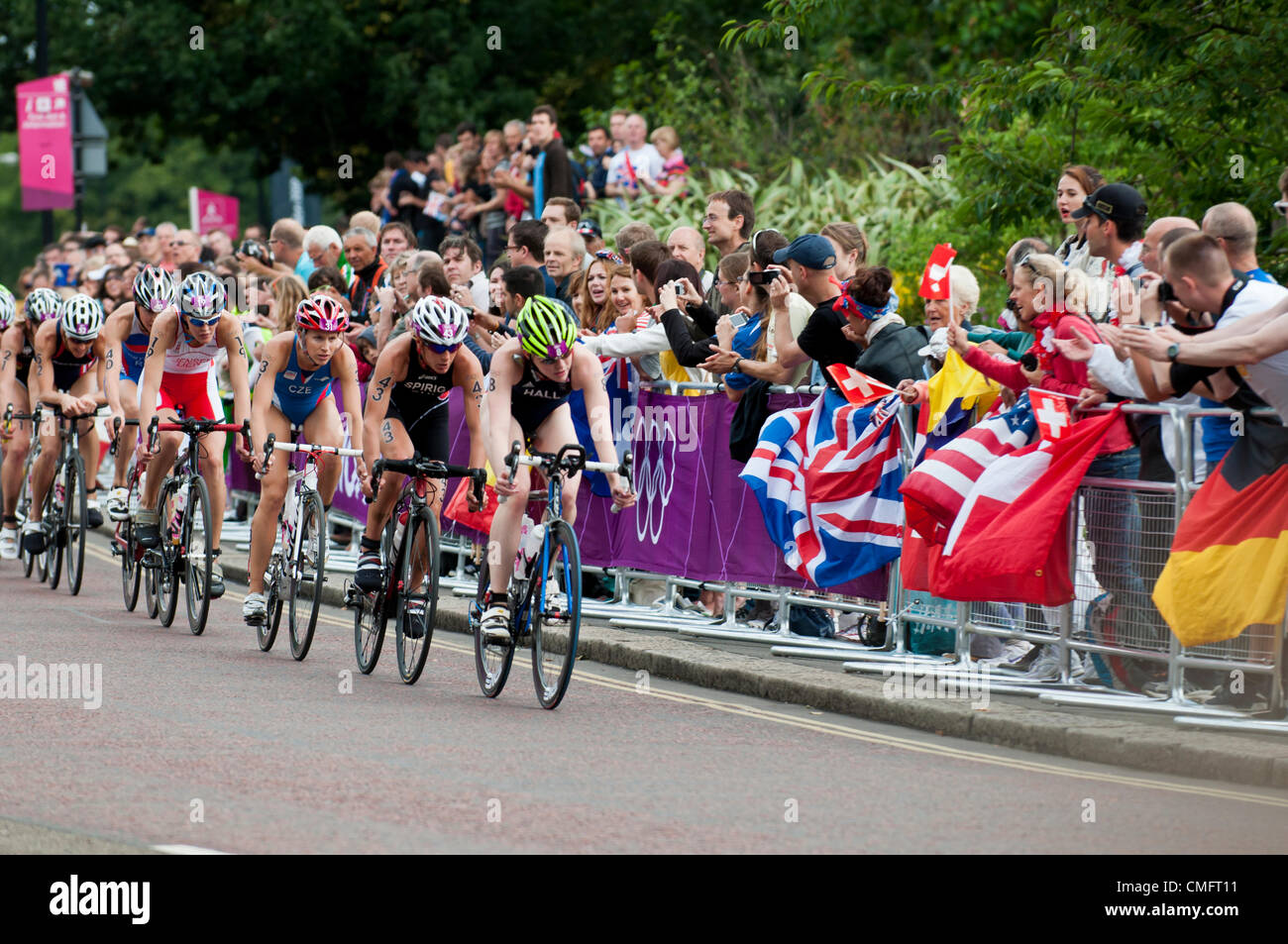 London, UK, samedi 4 août 2012. La société britannique Lucy Hall mène la course cycliste par étapes de la women's triathlon d'Hyde Park. La course a finalement été remporté par le Suisse Nicola Spirig, décrochant l'or, avec la deuxième place Lisa Norden et la médaille d'Australie et Erin Densham en terminant troisième et le bronze. Banque D'Images