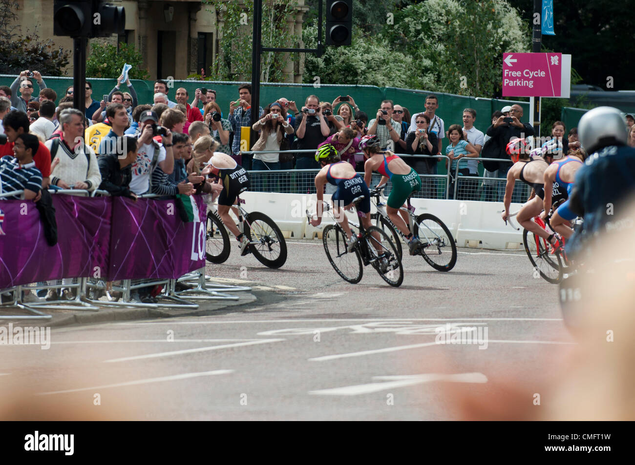 London, UK, samedi 4 août 2012. La société britannique Helen Jenkins, un coin dans la course cycliste par étapes de la women's triathlon d'Hyde Park. La course a finalement été remporté par le Suisse Nicola Spirig, décrochant l'or, avec la deuxième place Lisa Norden et la médaille d'Australie et Erin Densham en terminant troisième et le bronze. Banque D'Images